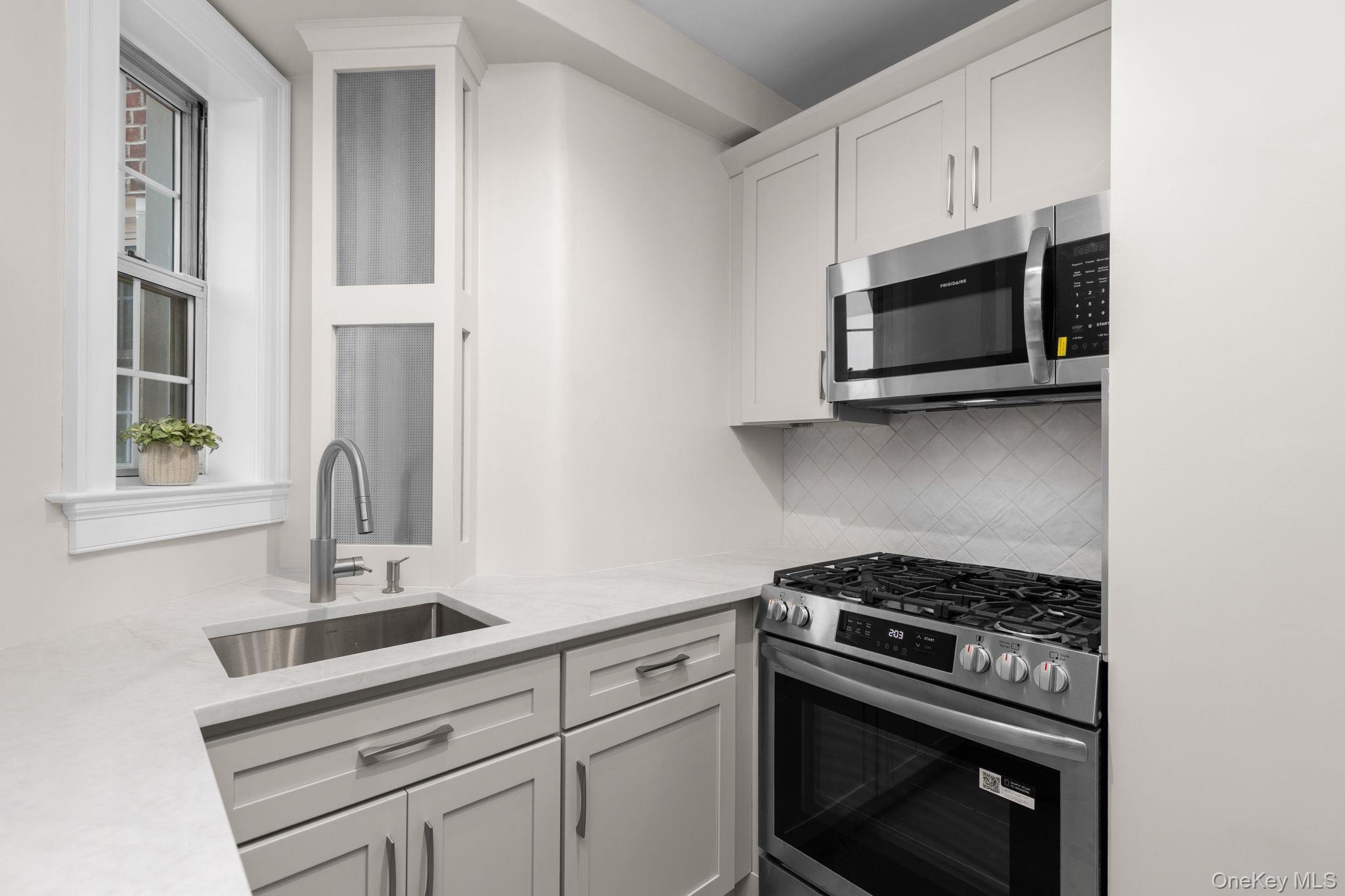 208 Centre Ave 4-b Property Photo 3