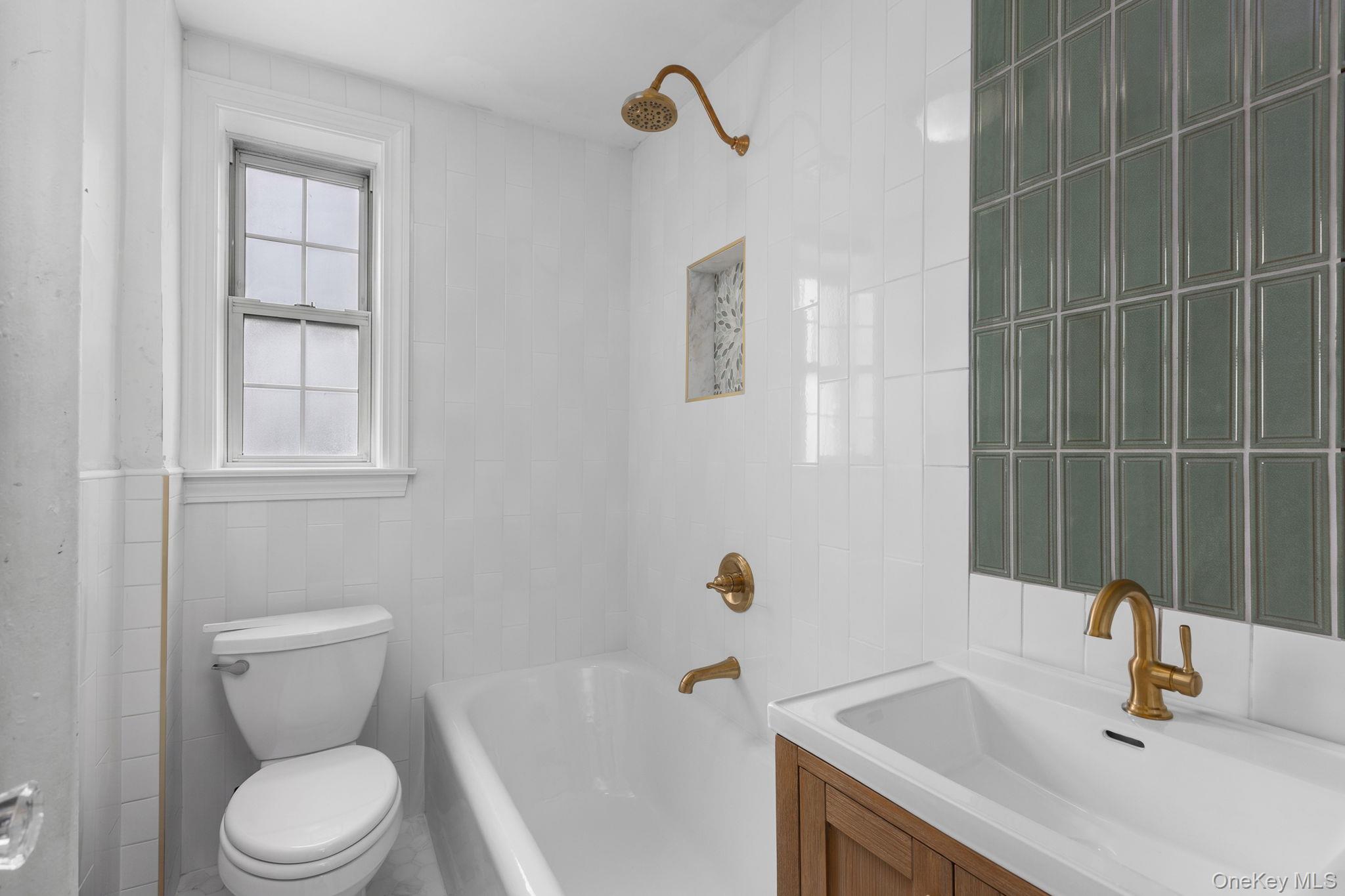 208 Centre Ave 4-b Property Photo 6