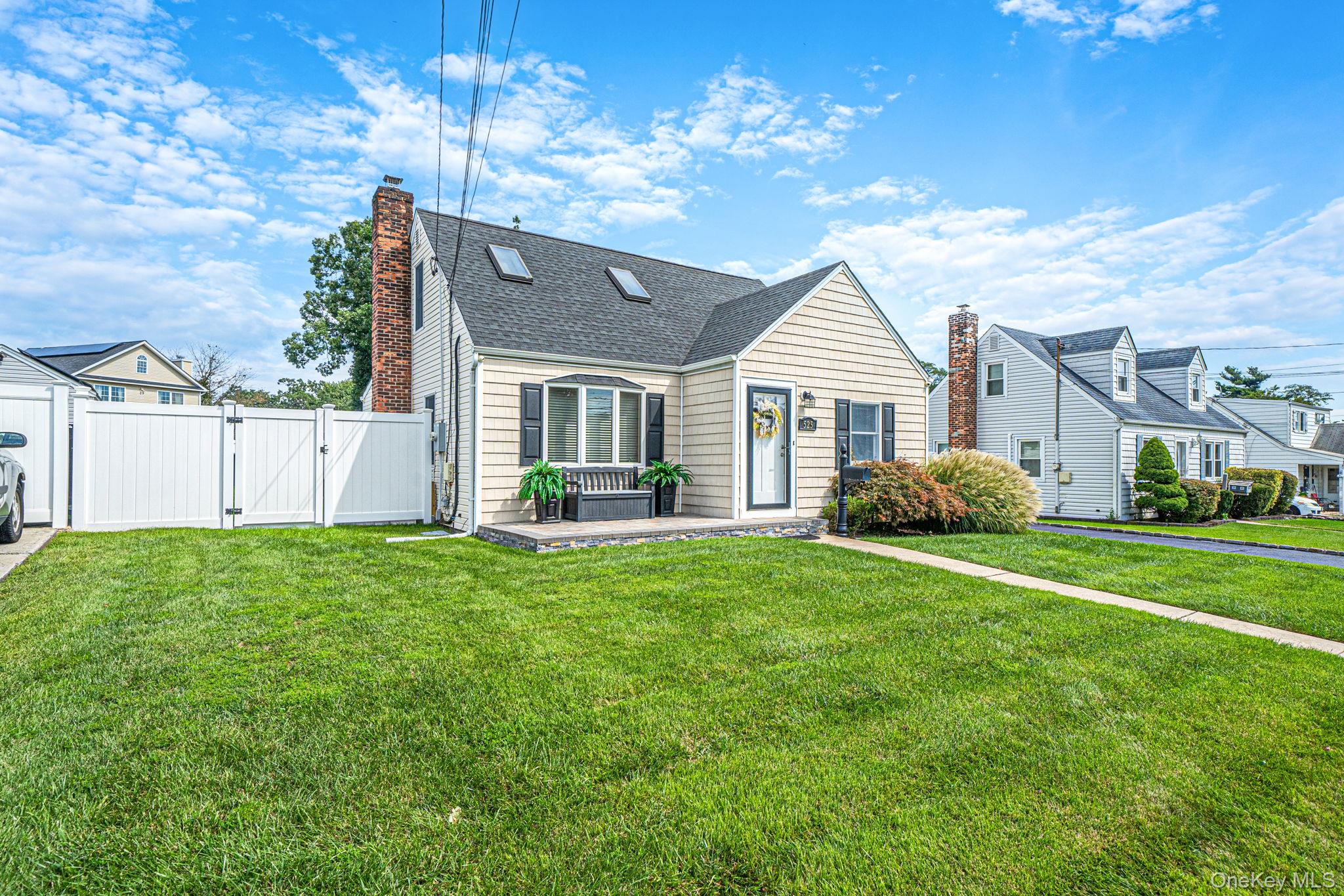 525 Secatogue Avenue Property Photo 3