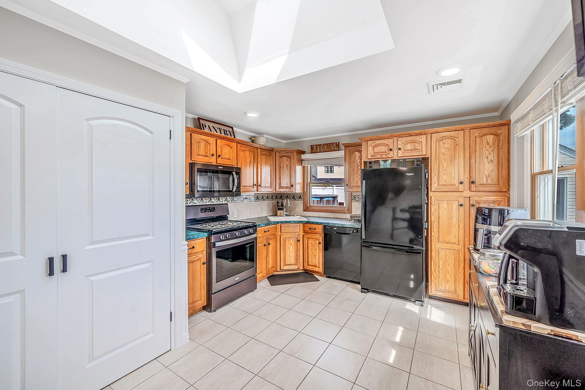 525 Secatogue Avenue Property Photo 8