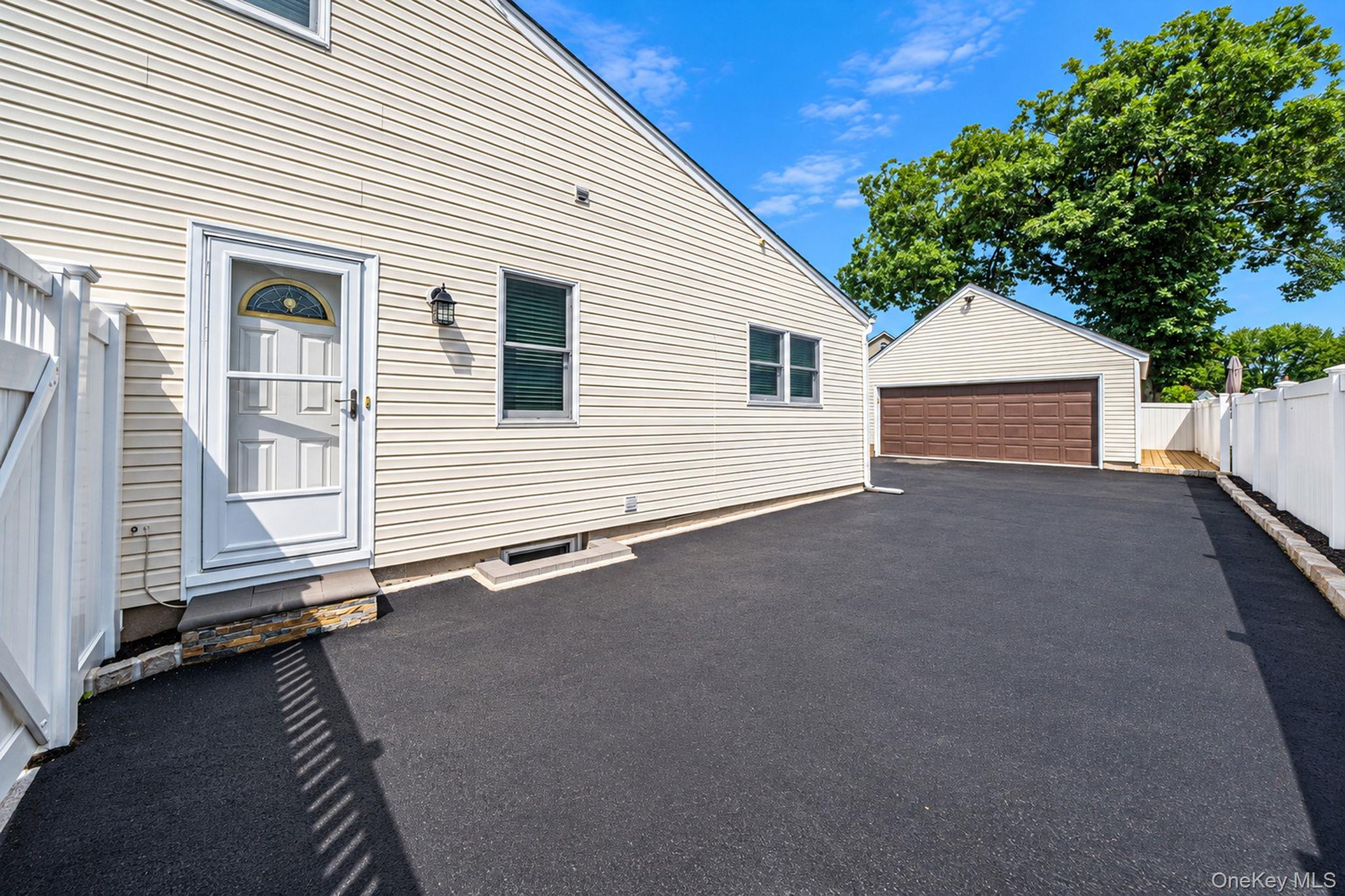 525 Secatogue Avenue Property Photo 33