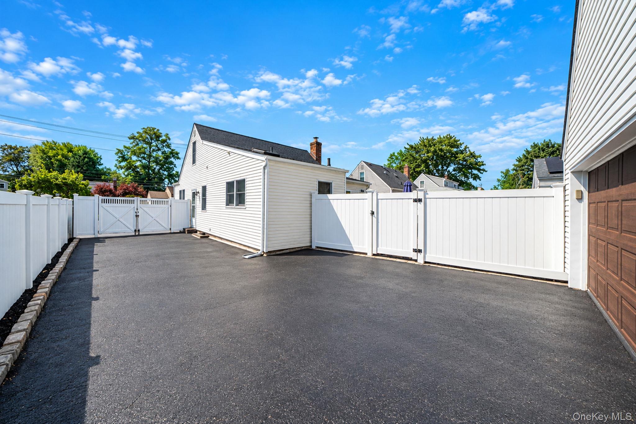 525 Secatogue Avenue Property Photo 34