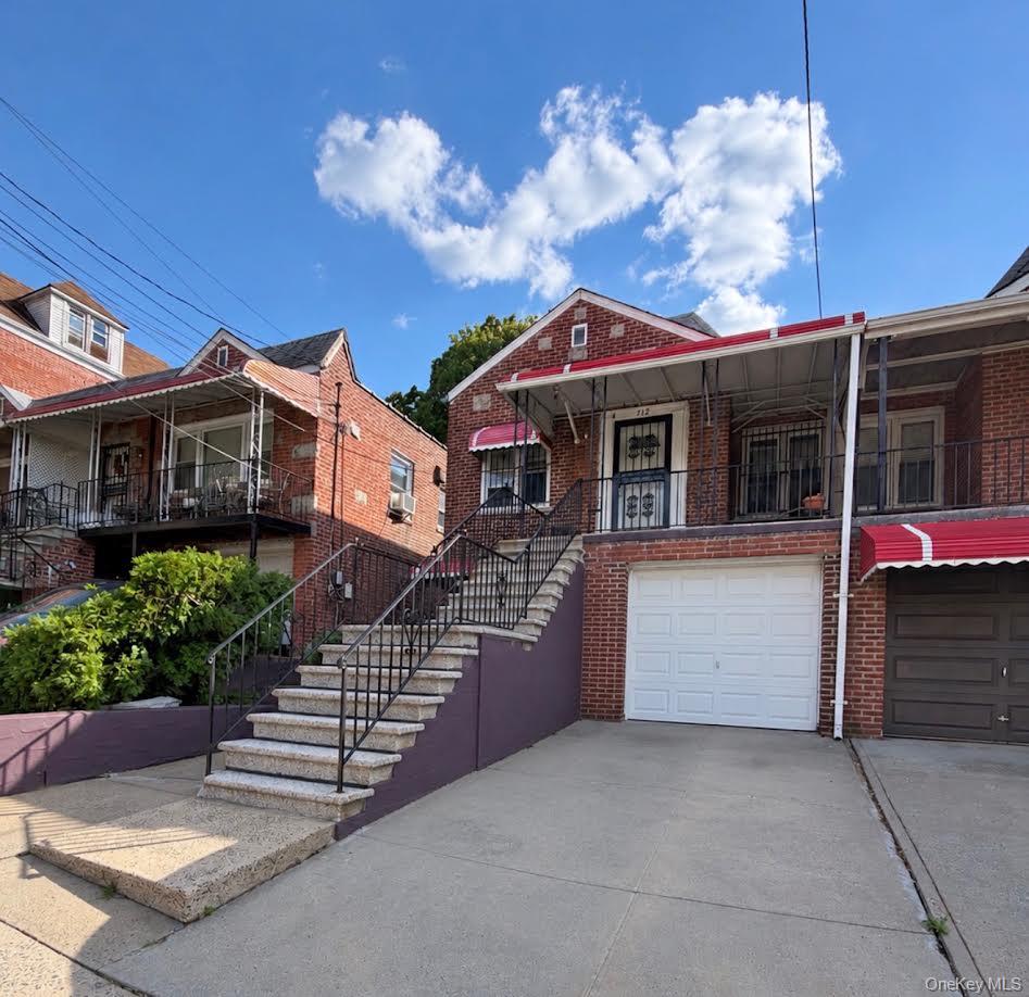 712 E 232nd Street Property Photo 1