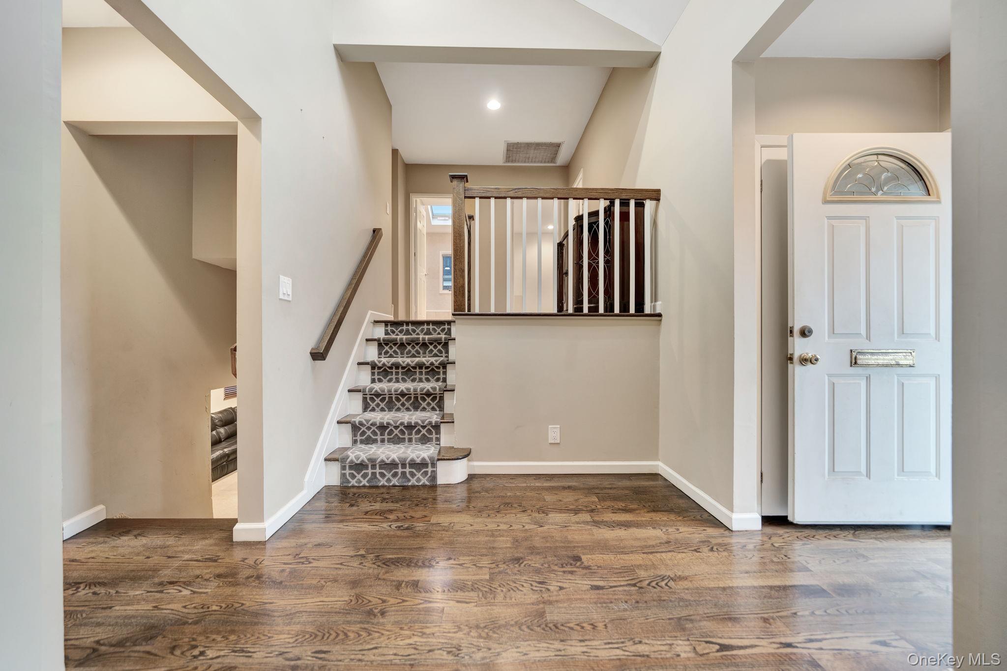 1499 Eric Lane Property Photo 4