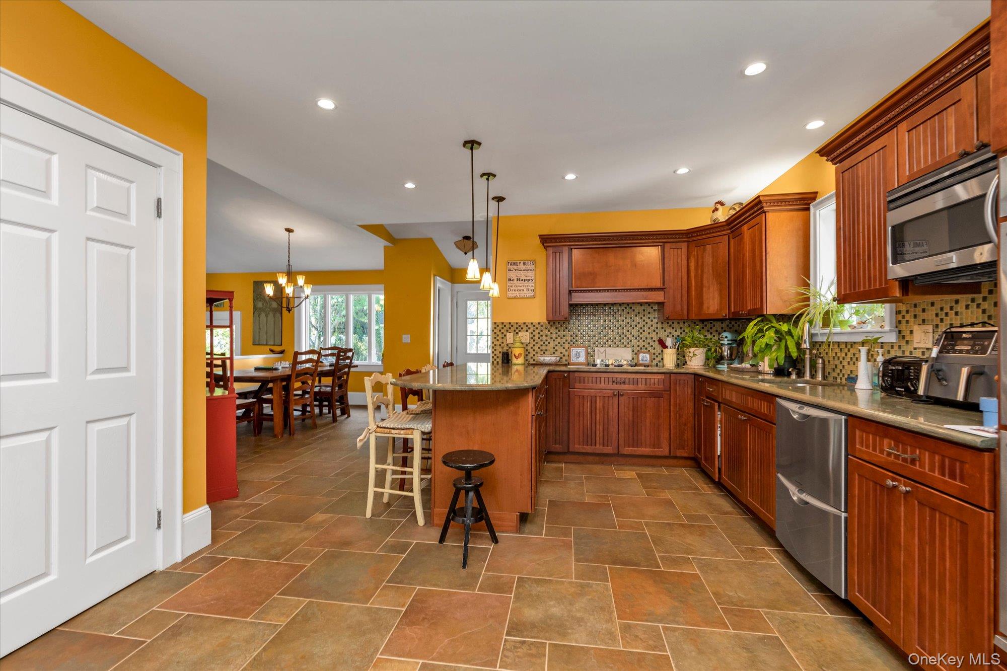 238 Burtis Avenue Property Photo 8