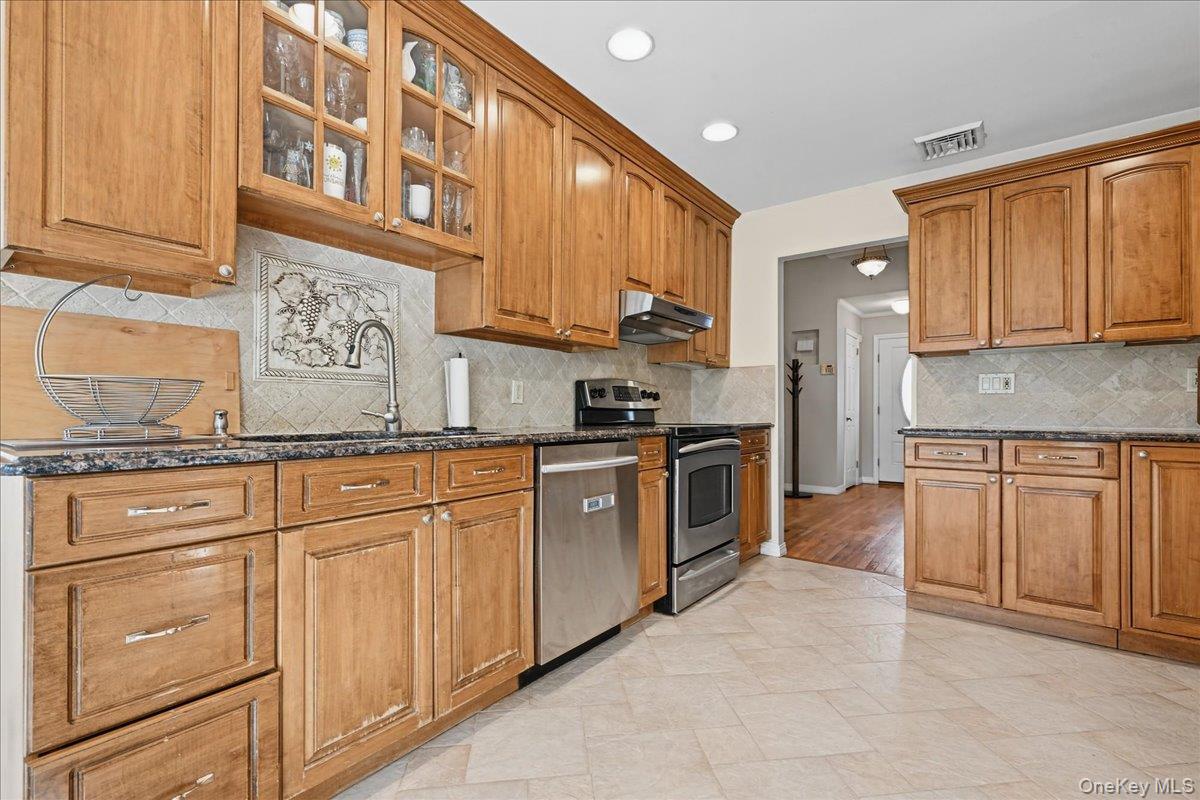 698 Edgewood Drive Property Photo 4
