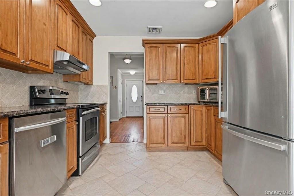 698 Edgewood Drive Property Photo 7