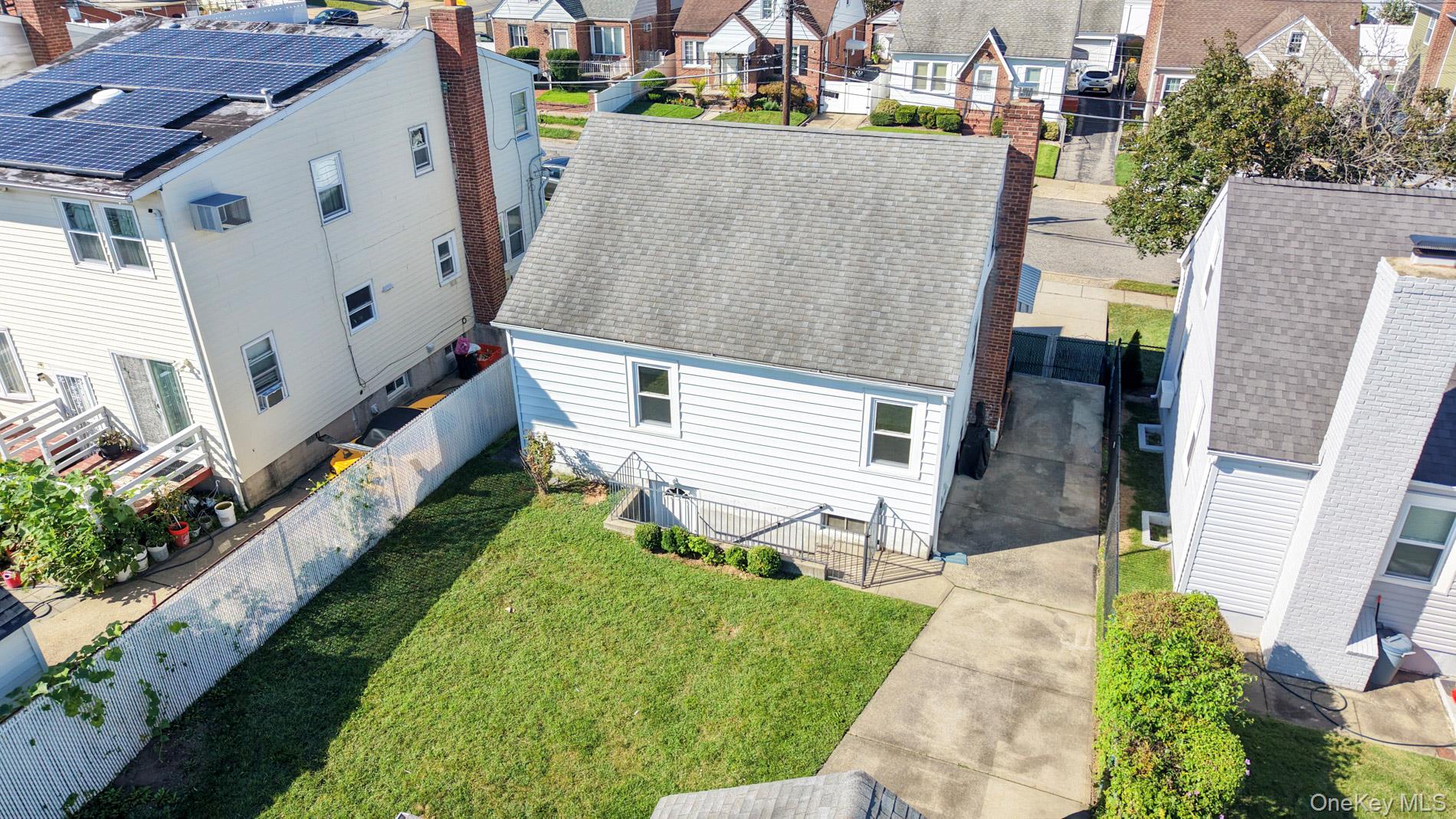 1087 Esther Street Property Photo 3