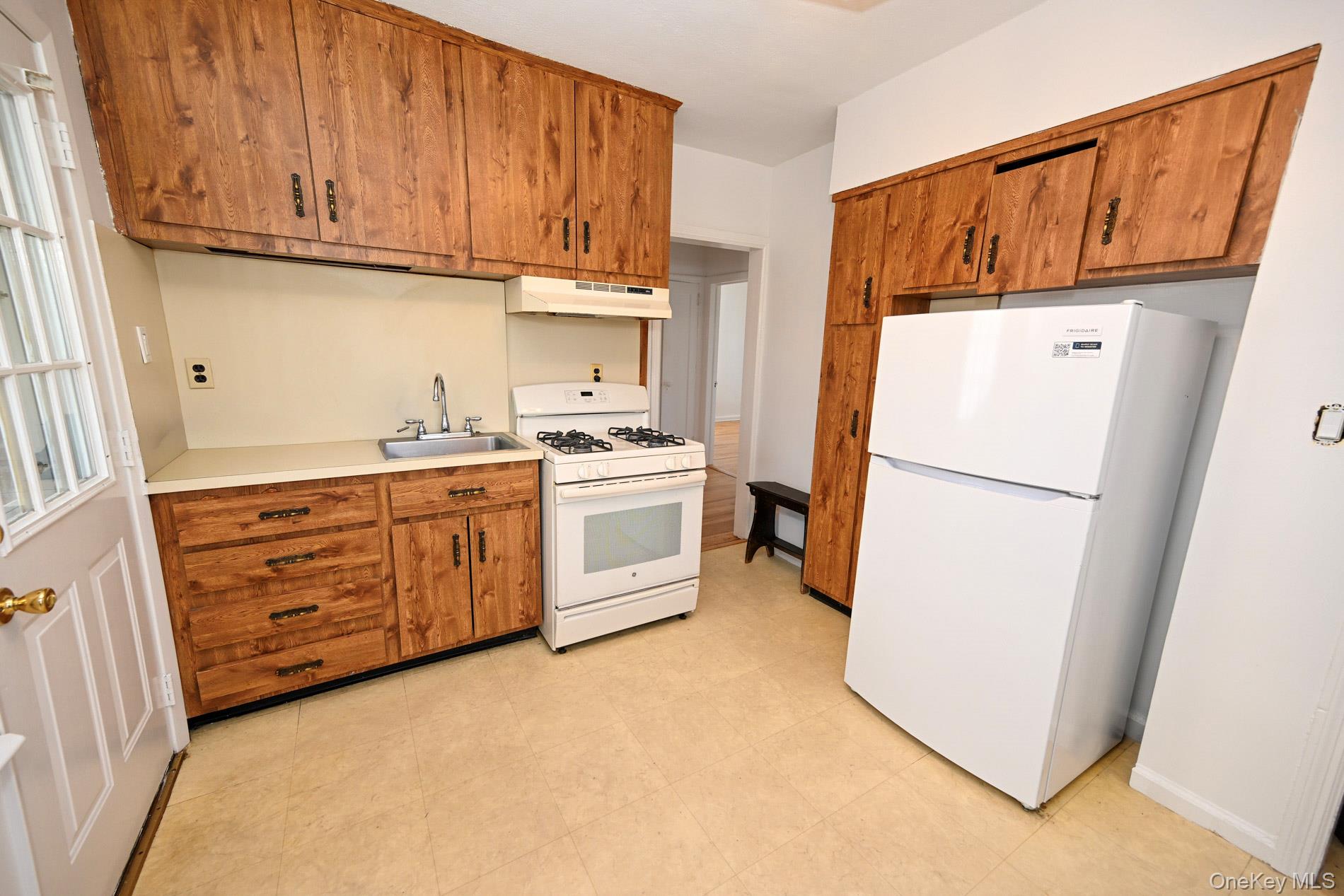 1087 Esther Street Property Photo 4