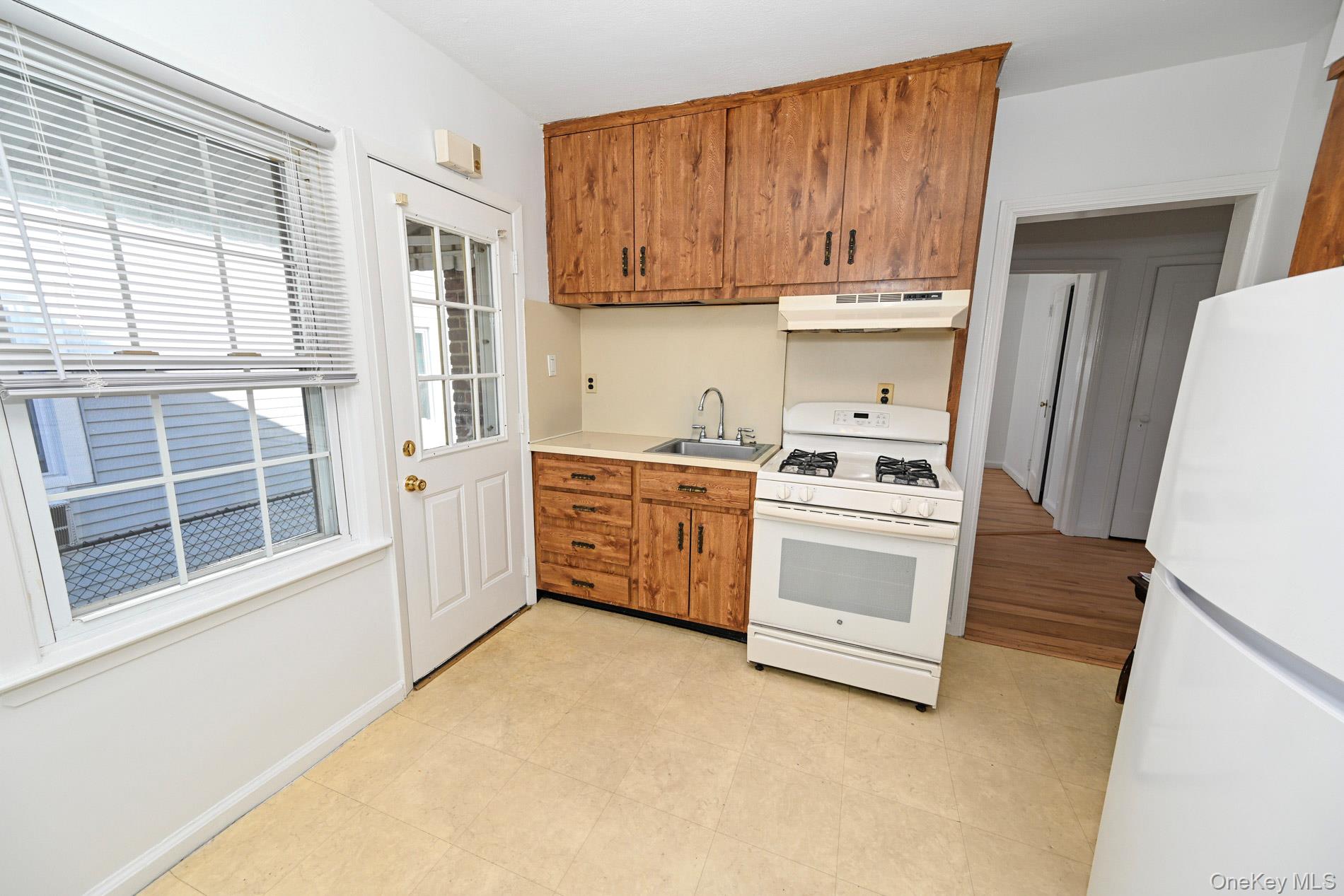 1087 Esther Street Property Photo 5