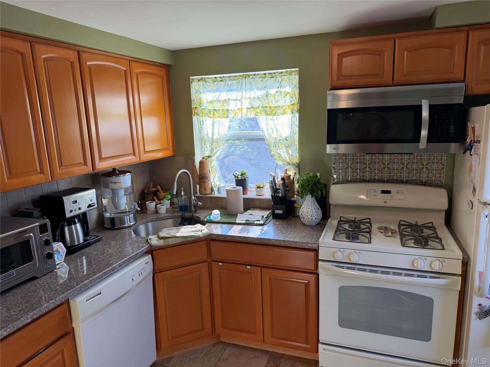 222 Colonial Avenue 2nd Fl Property Photo 11