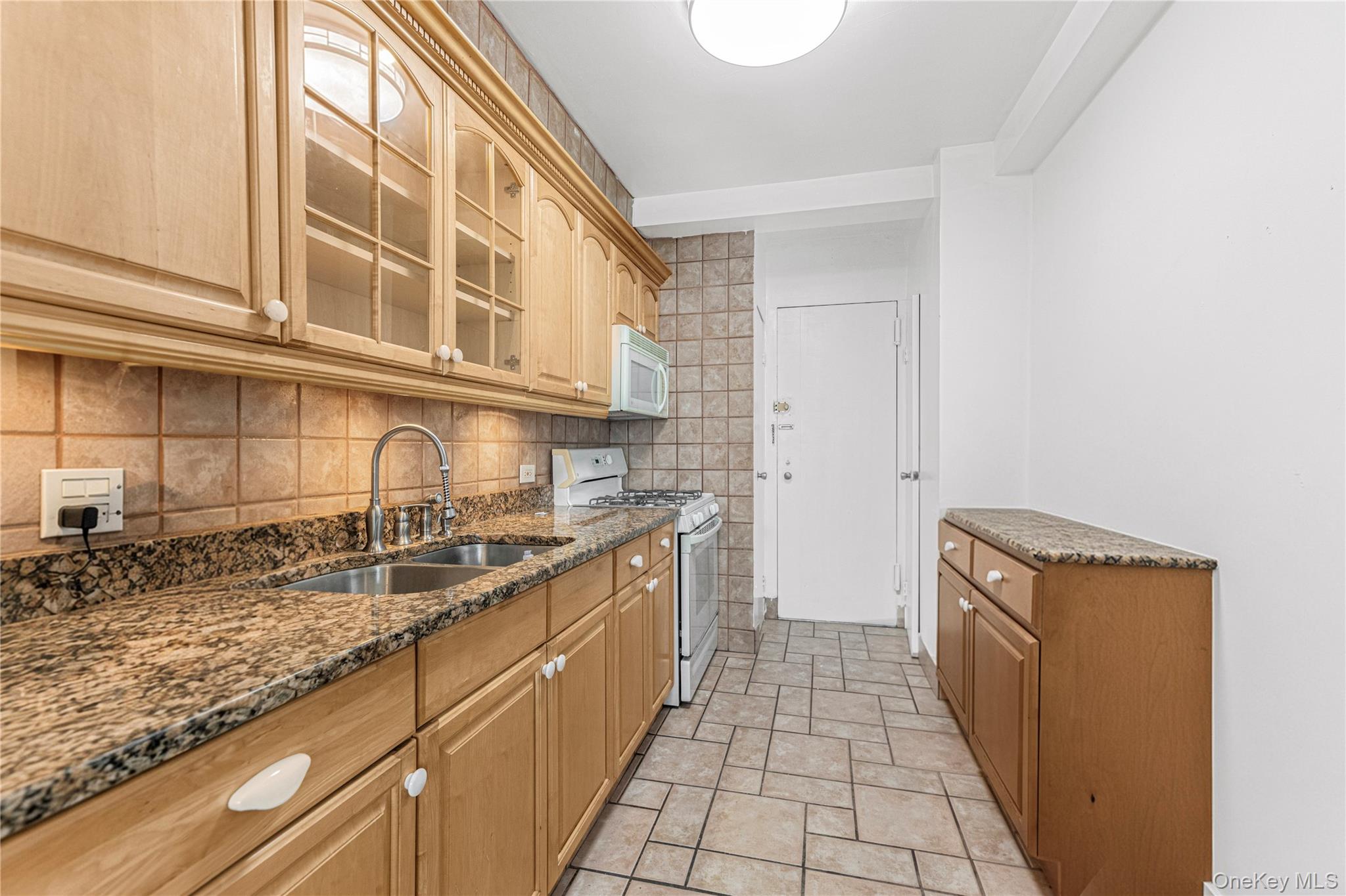 8 Fordham Oval 16b Property Photo 8