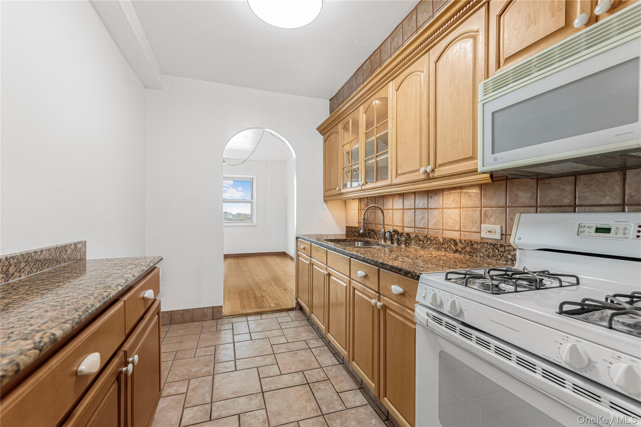 8 Fordham Oval 16b Property Photo 9