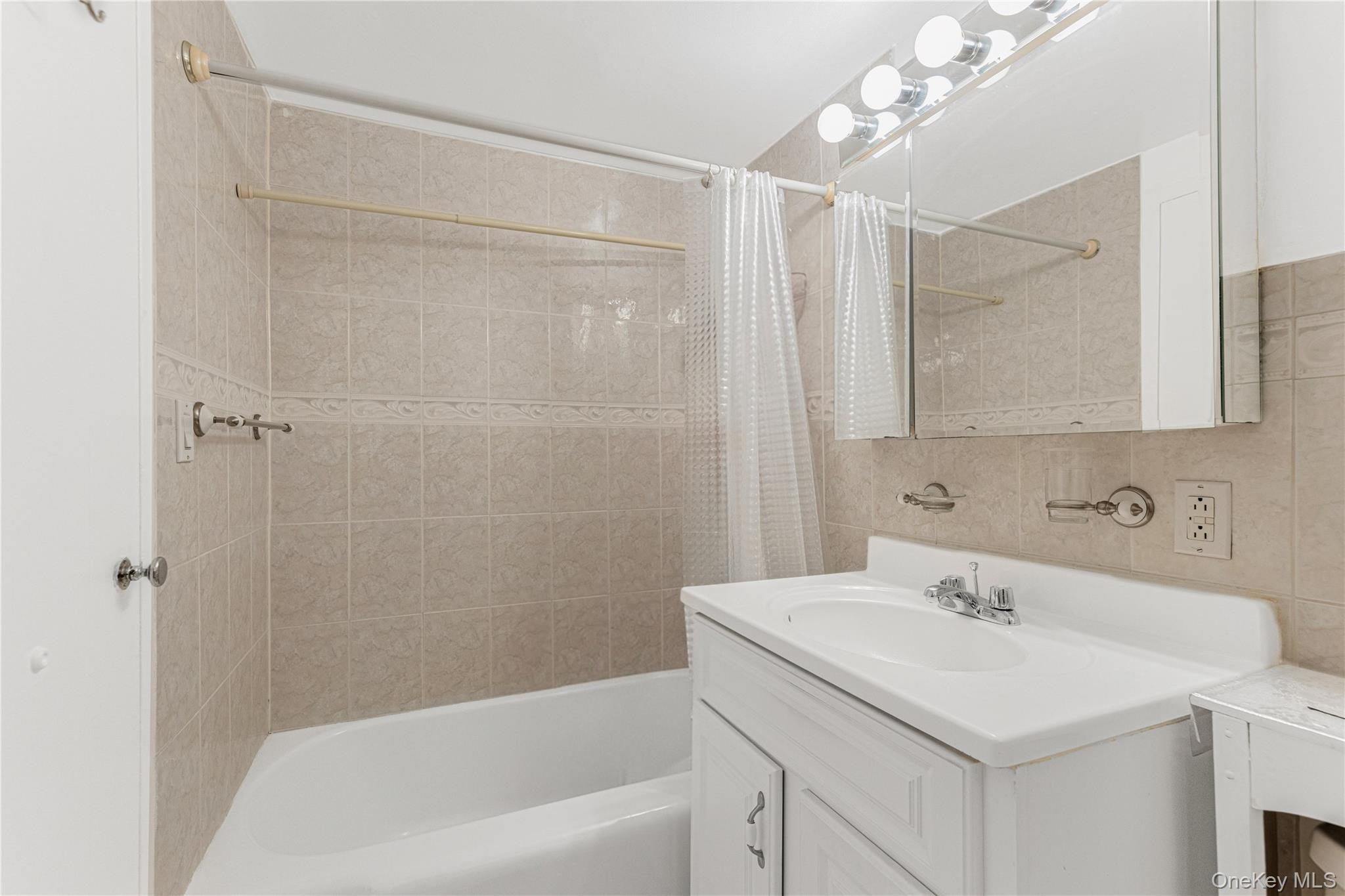 8 Fordham Oval 16b Property Photo 14