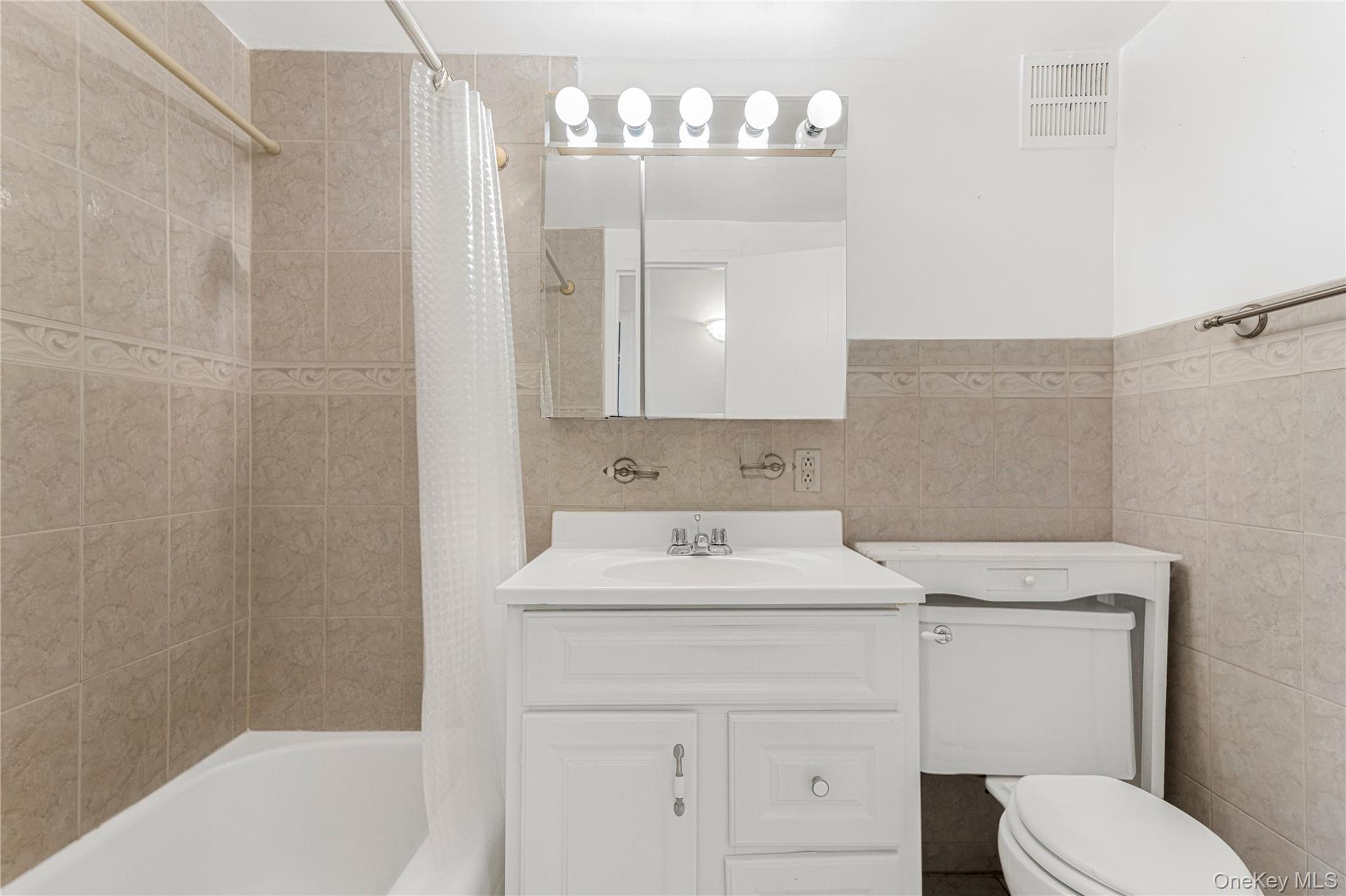 8 Fordham Oval 16b Property Photo 15