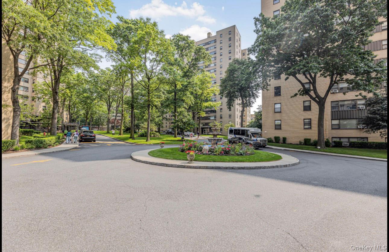 8 Fordham Oval 16b Property Photo 26