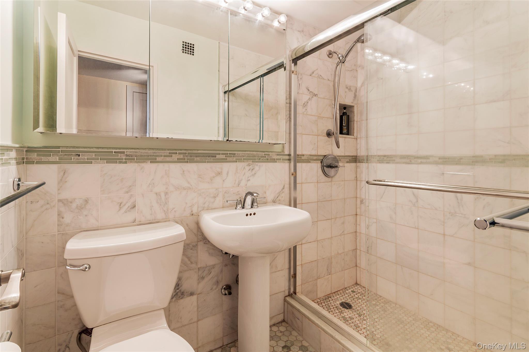3935 Blackstone Avenue 8b Property Photo 7