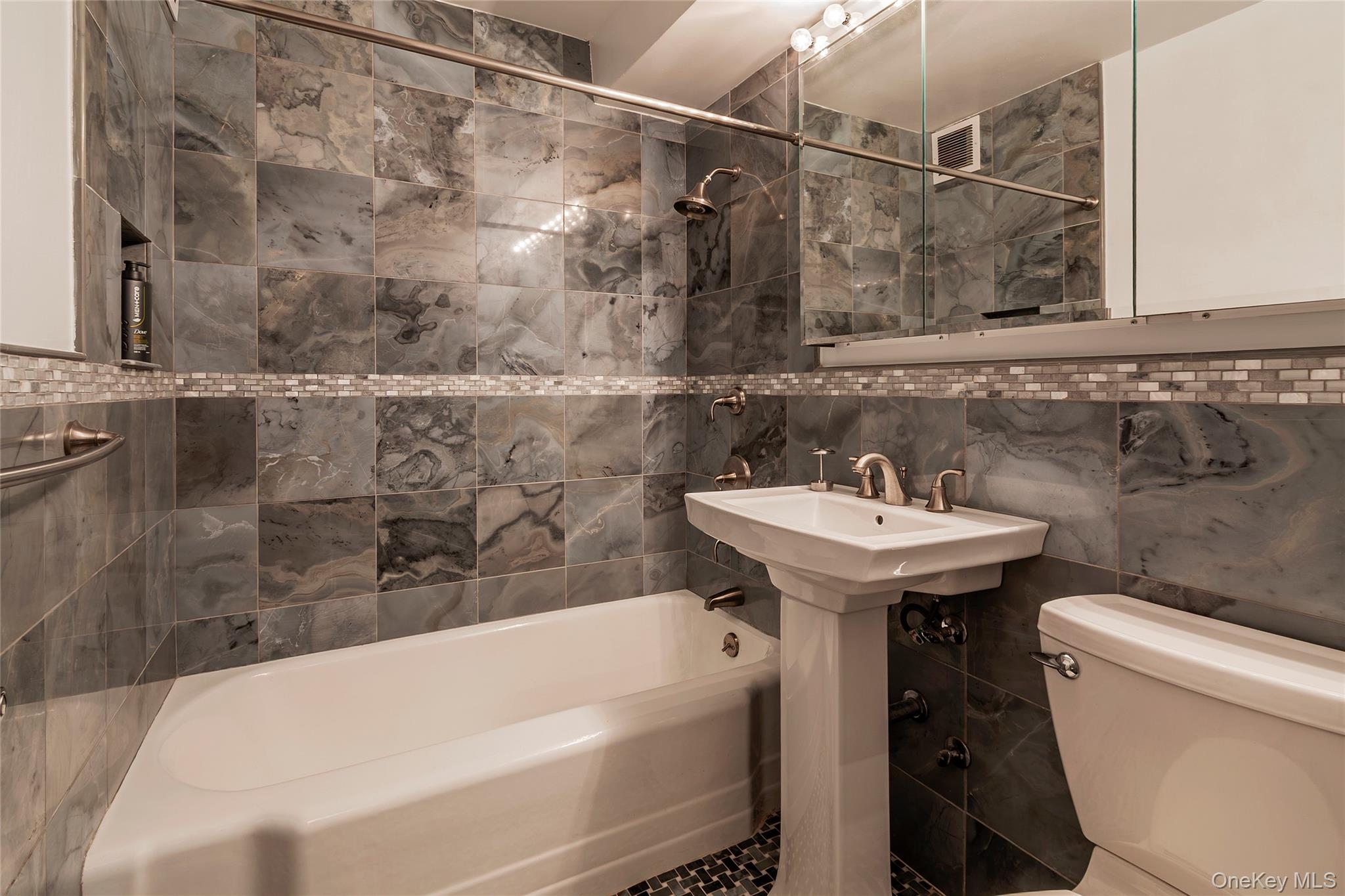 3935 Blackstone Avenue 8b Property Photo 10