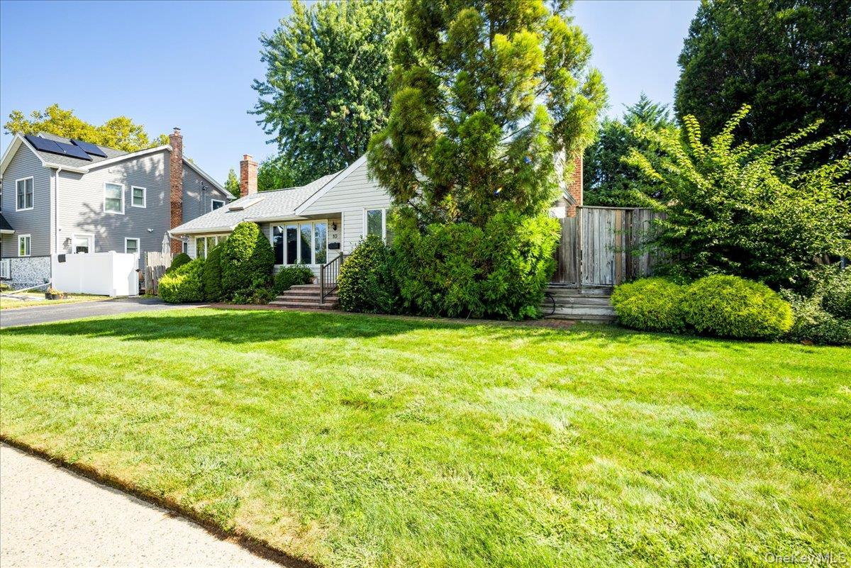 10 Seneca Drive Property Photo 2