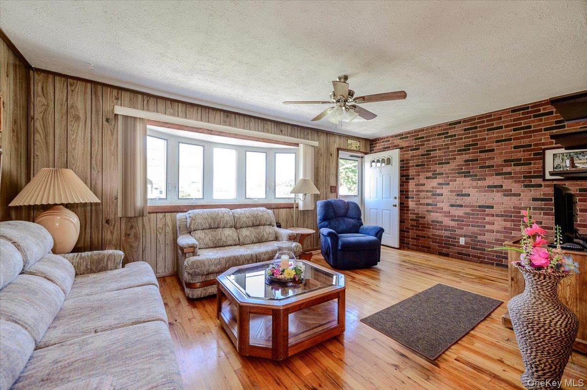 957 N Fulton Avenue Property Photo 3