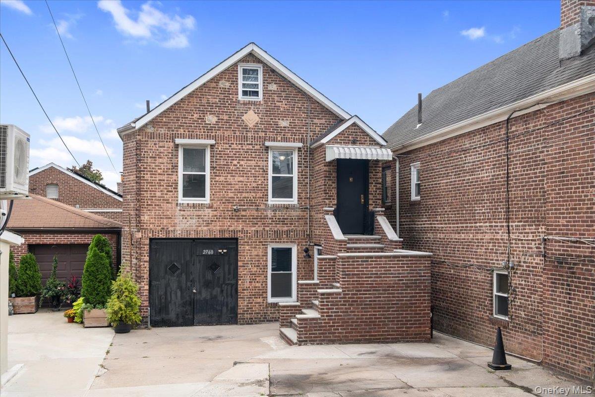 2760 Hering Avenue Property Photo 1