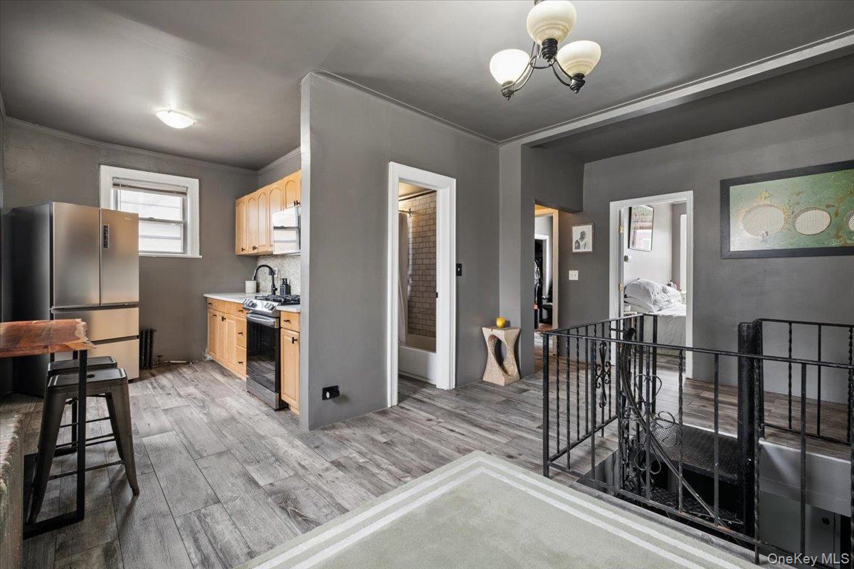 2760 Hering Avenue Property Photo 4