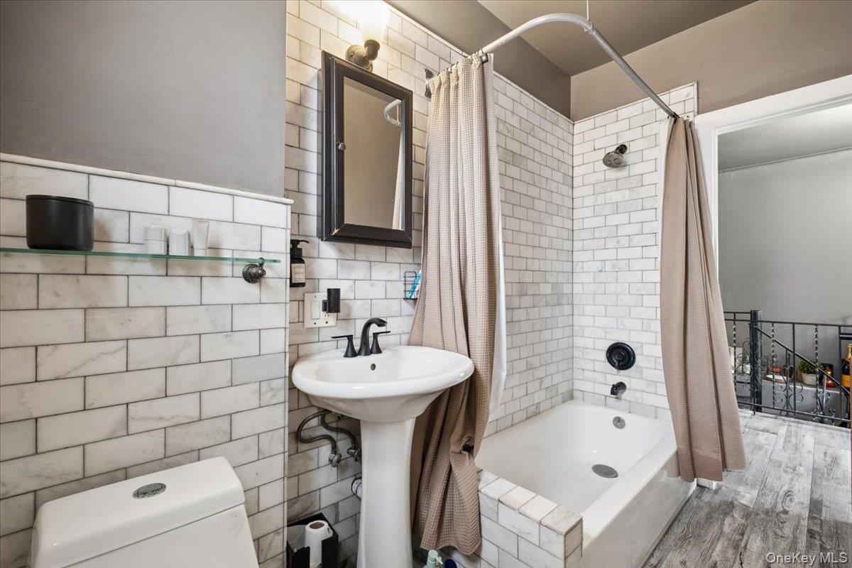 2760 Hering Avenue Property Photo 11