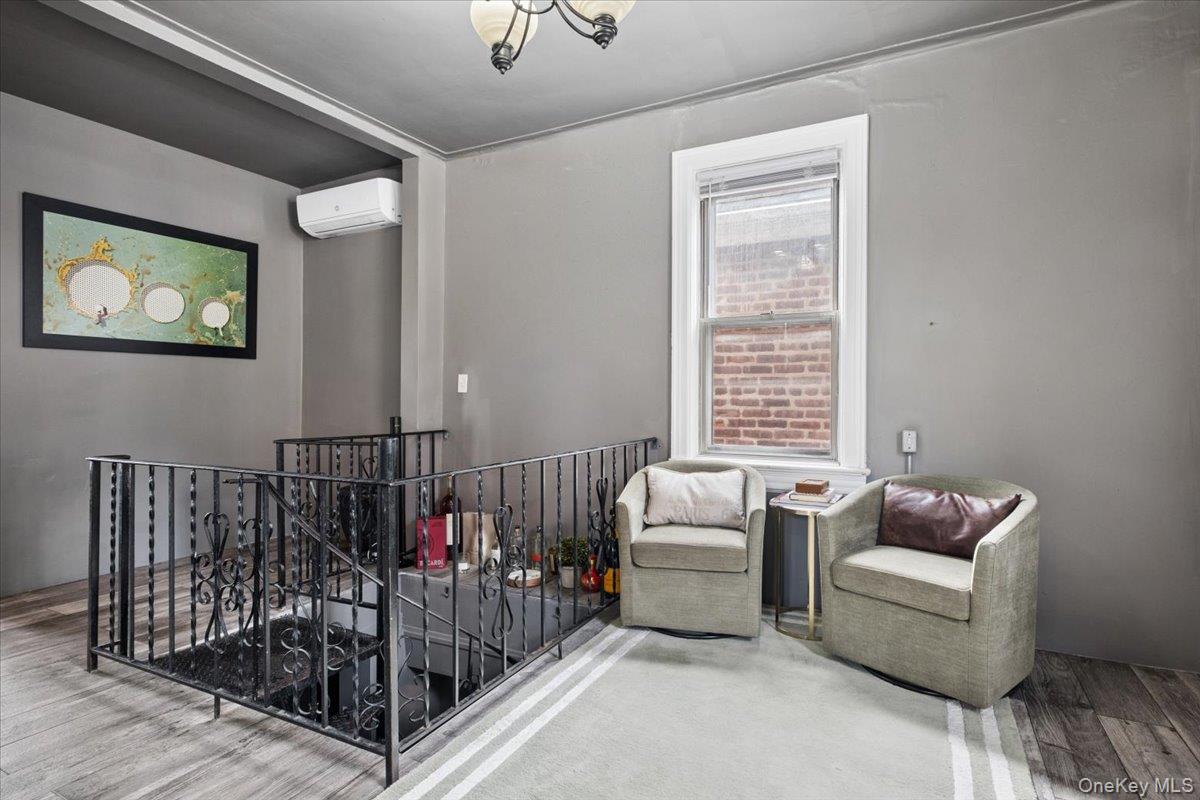 2760 Hering Avenue Property Photo 14