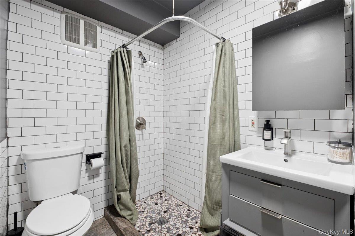 2760 Hering Avenue Property Photo 23
