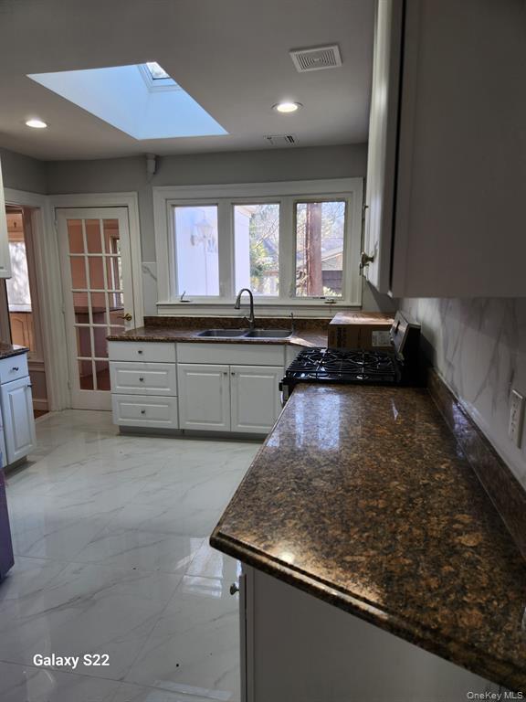 8 Brampton Lane Property Photo 4