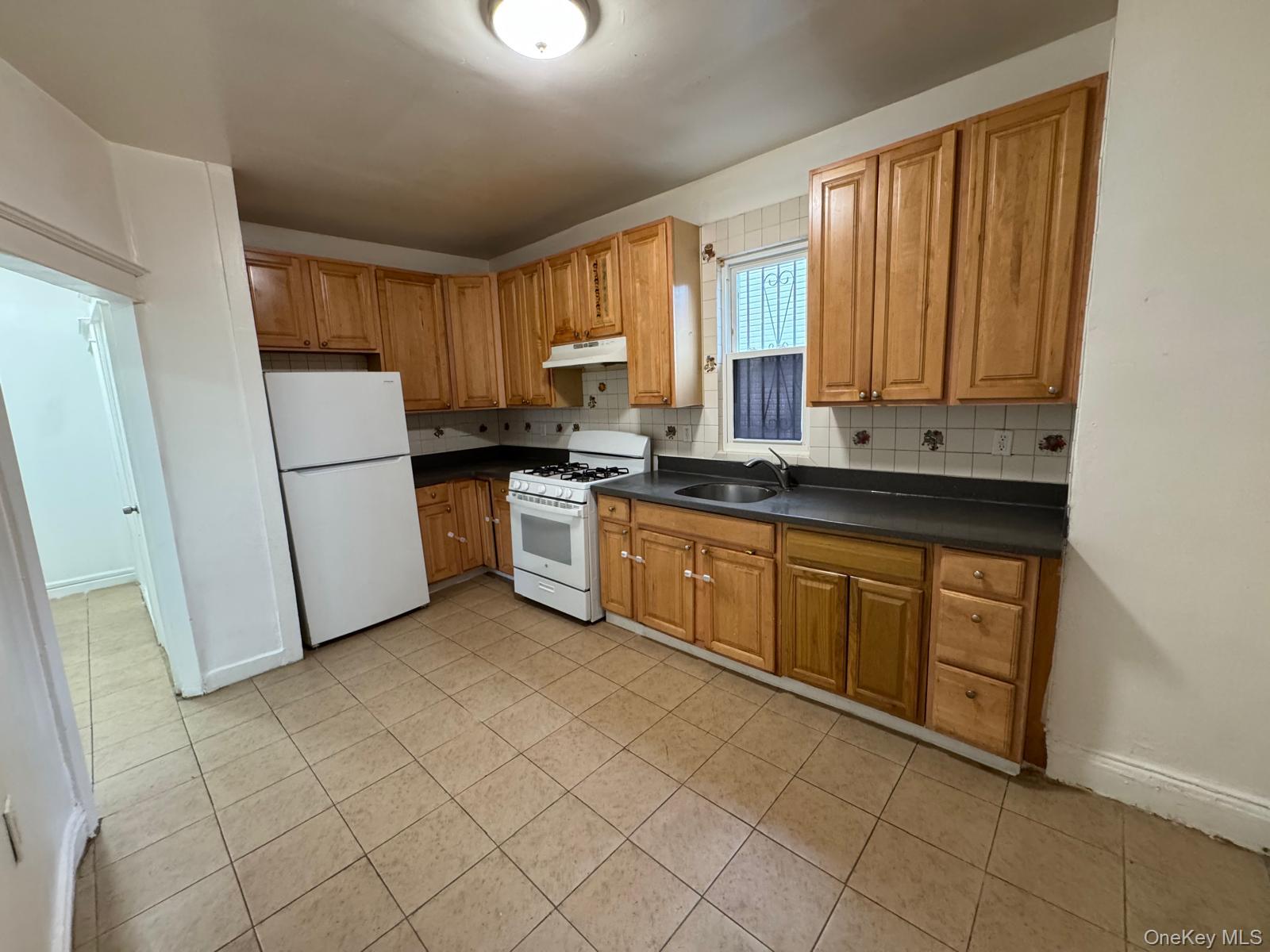 2724 Gillmore Street Property Photo 4