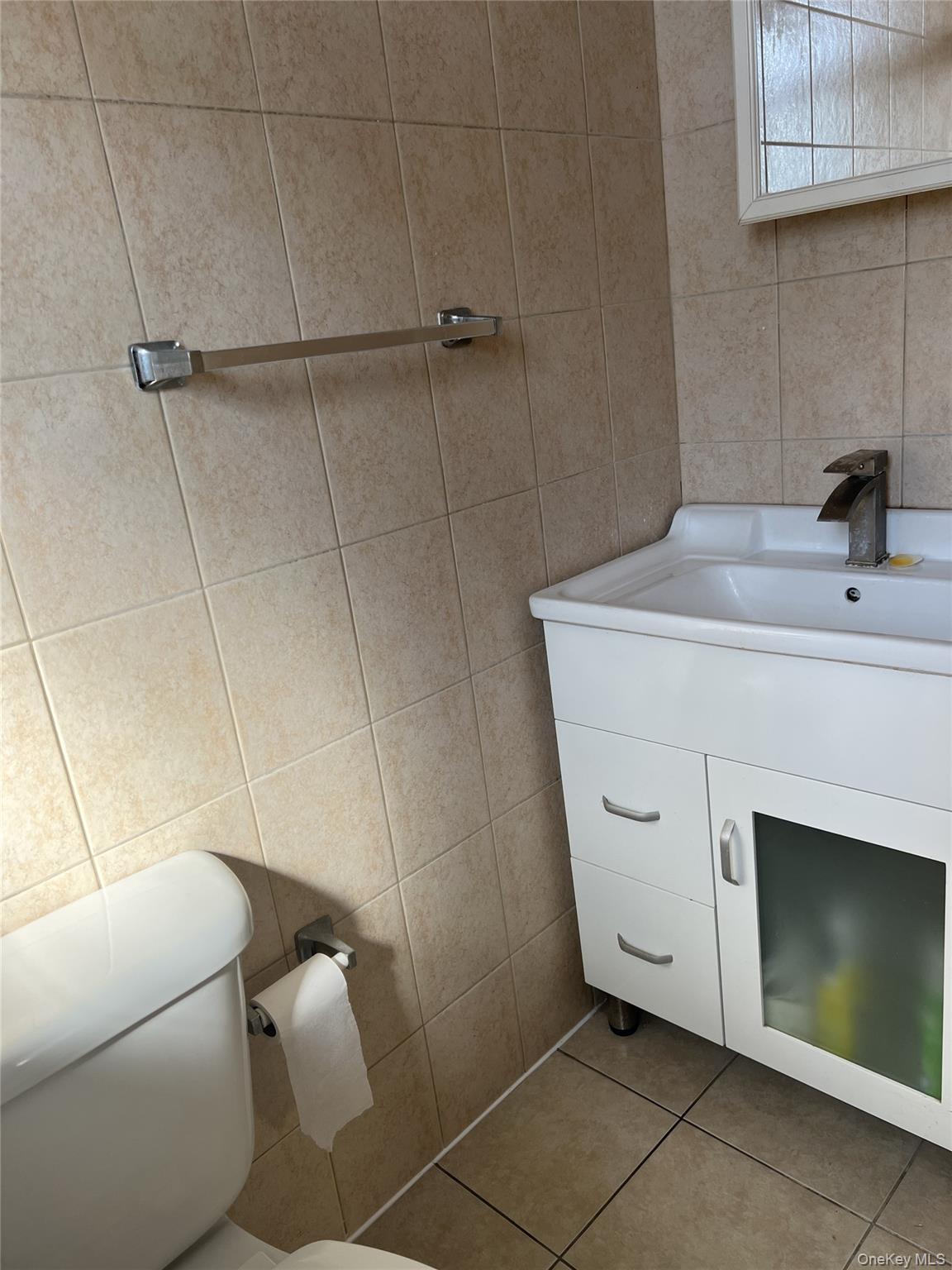 4324 215 Street 2f Property Photo 3