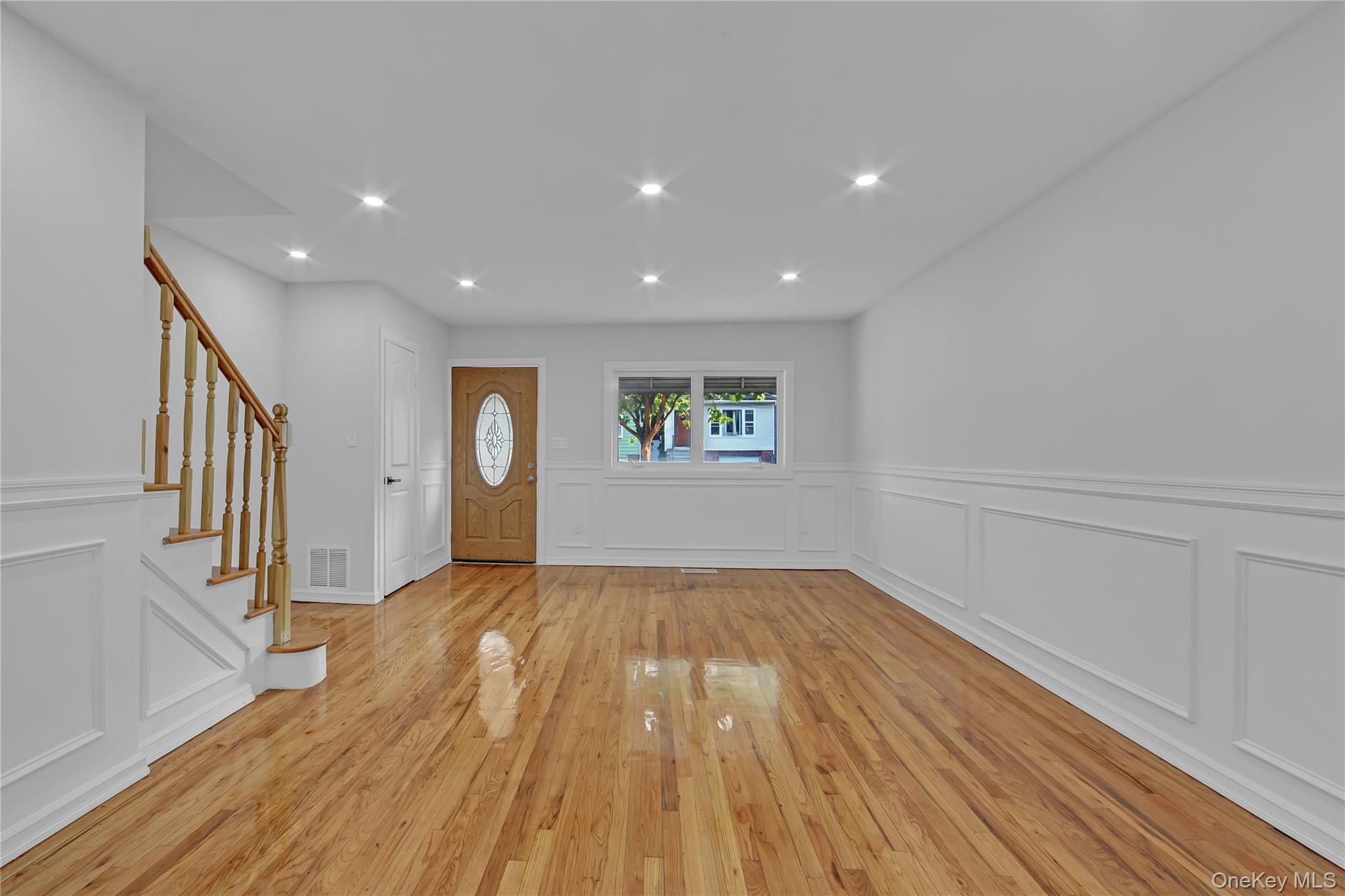 931 E 232nd Street Property Photo 4