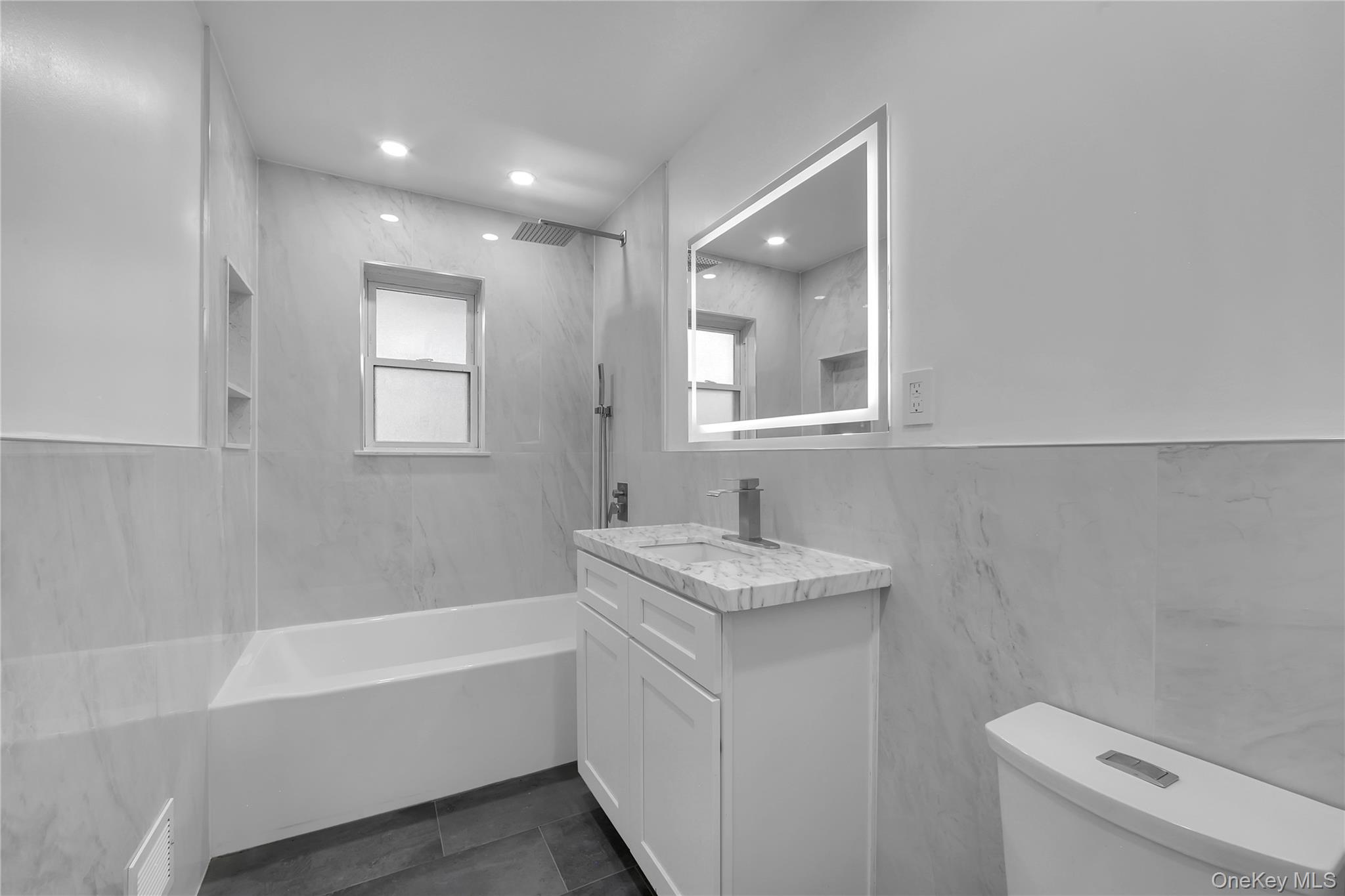 931 E 232nd Street Property Photo 15