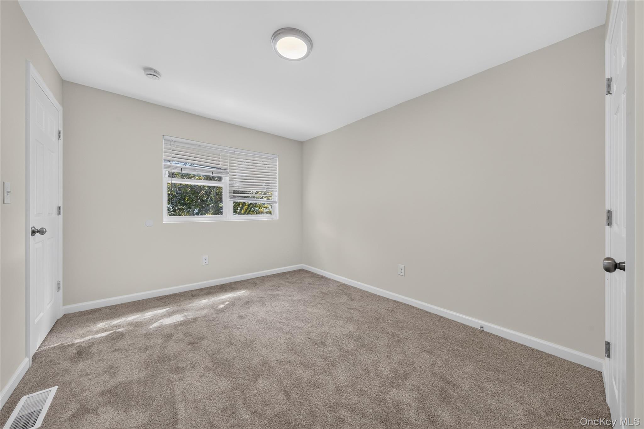 225 Fir Grove Ronkonkoma Property Photo 3