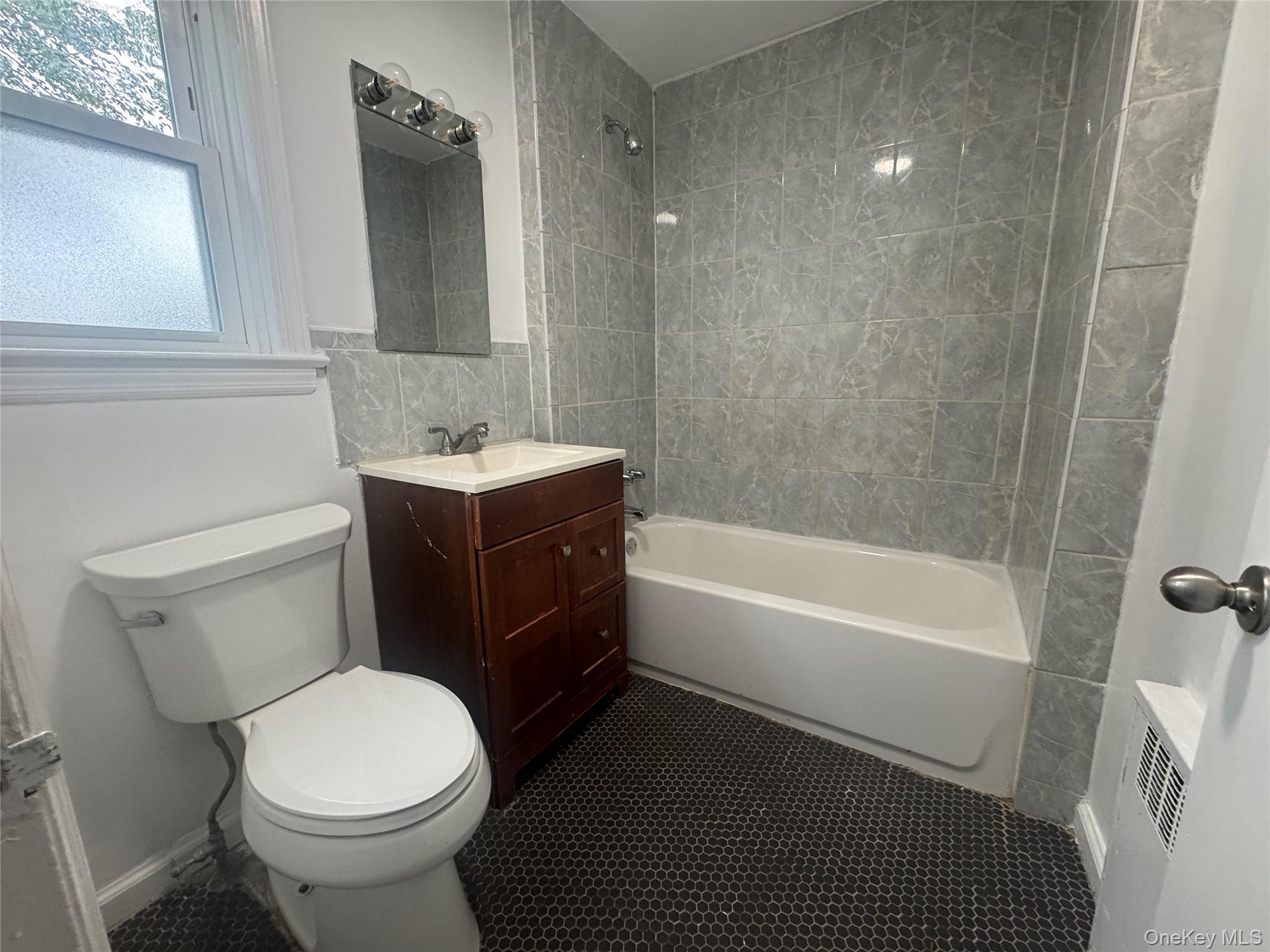 15-32 125th Street Property Photo 8