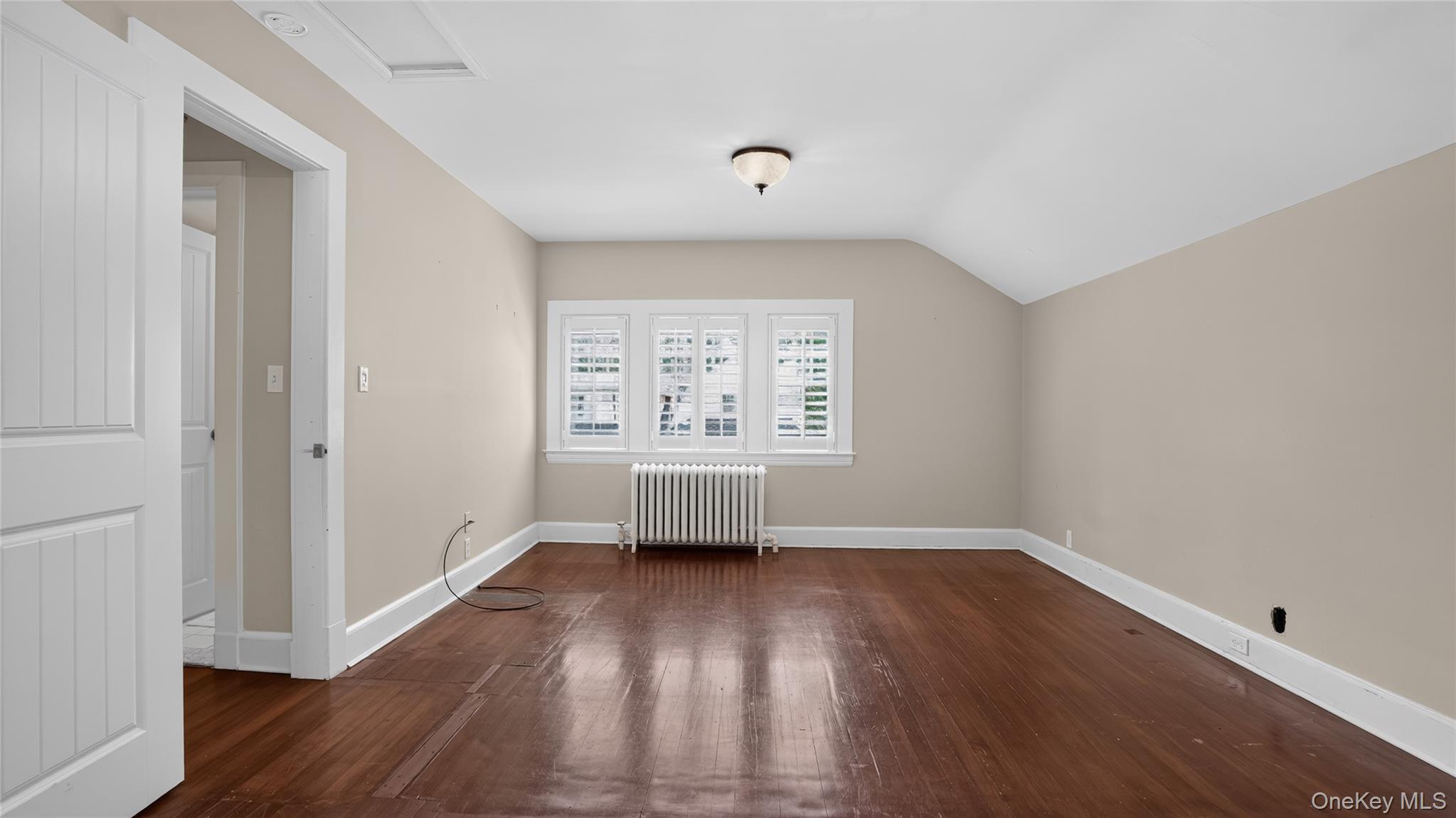 1058 Plandome Road Property Photo 11