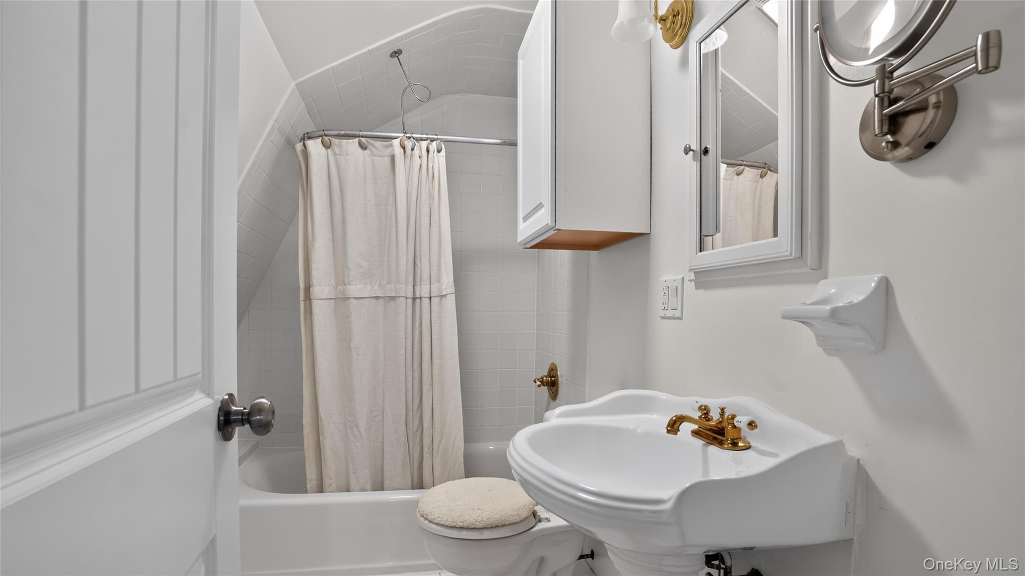 1058 Plandome Road Property Photo 16