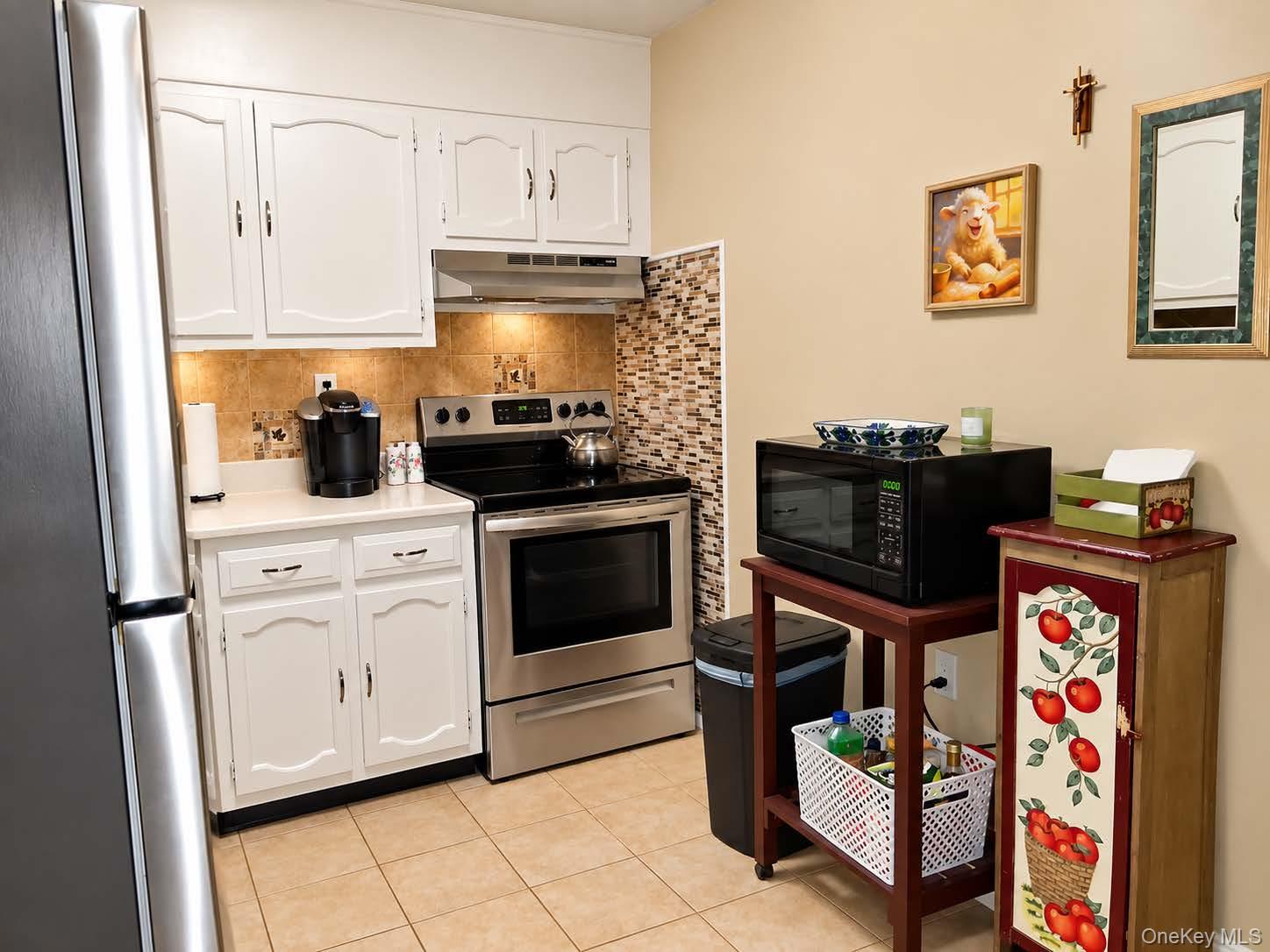 395 Woodbridge Drive E Property Photo 6