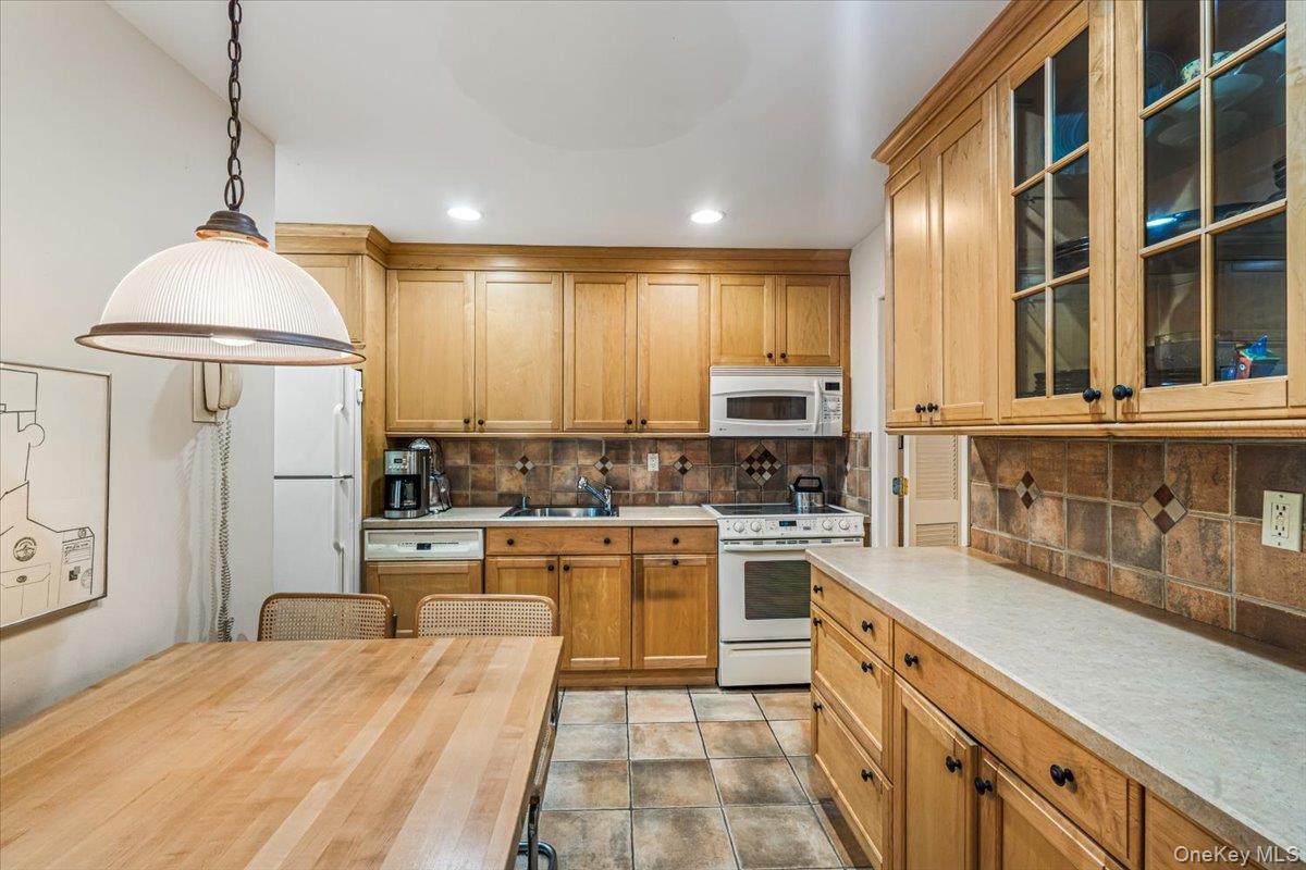 4 Spring Hollow Property Photo 6