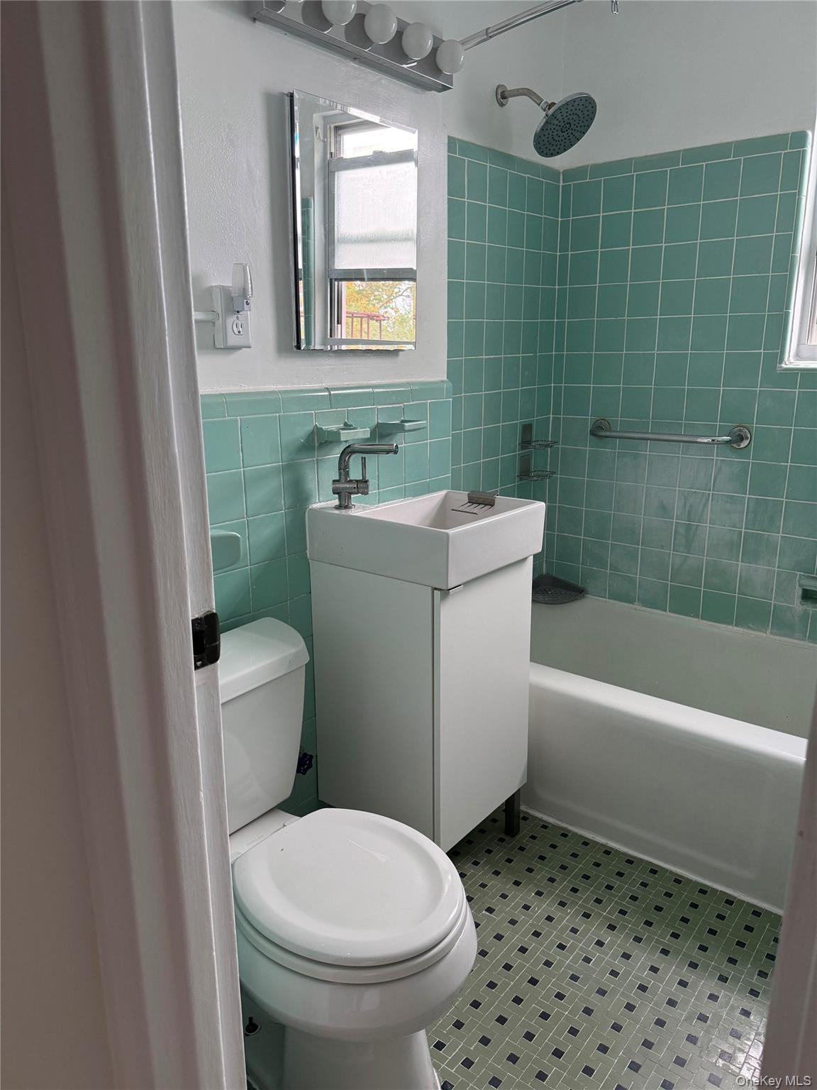 33 E Grand Street C3c Property Photo 10