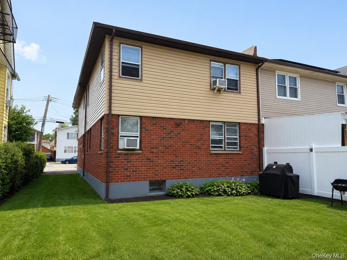 14214 222nd Street Property Photo 4