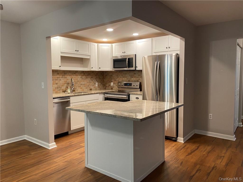 11 Scarborough Lane B Property Photo 2