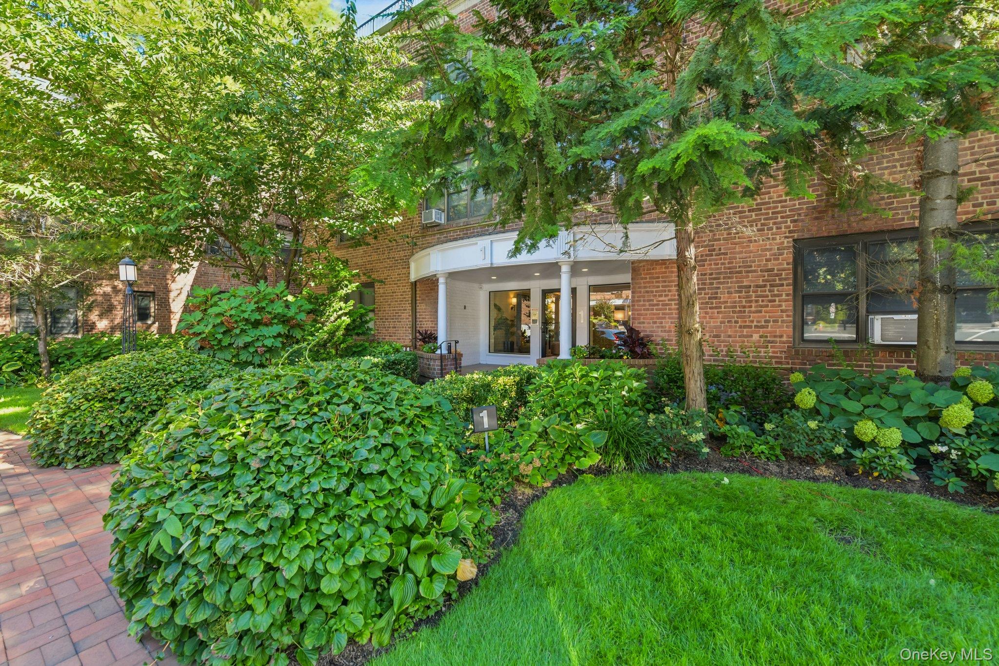 1 Town House Place 2L Property Photo 1