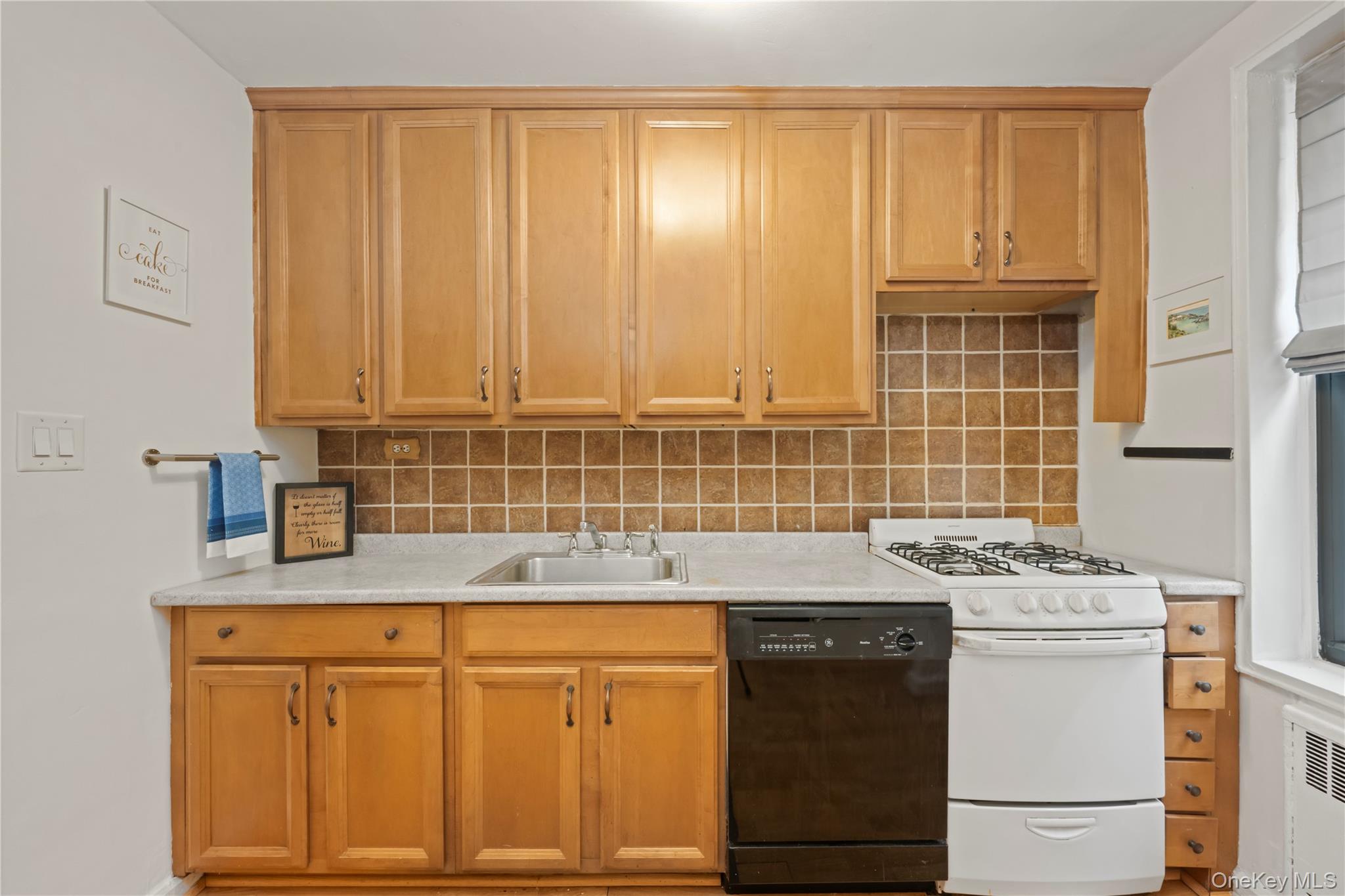 61 Oliver Street 2v Property Photo 6
