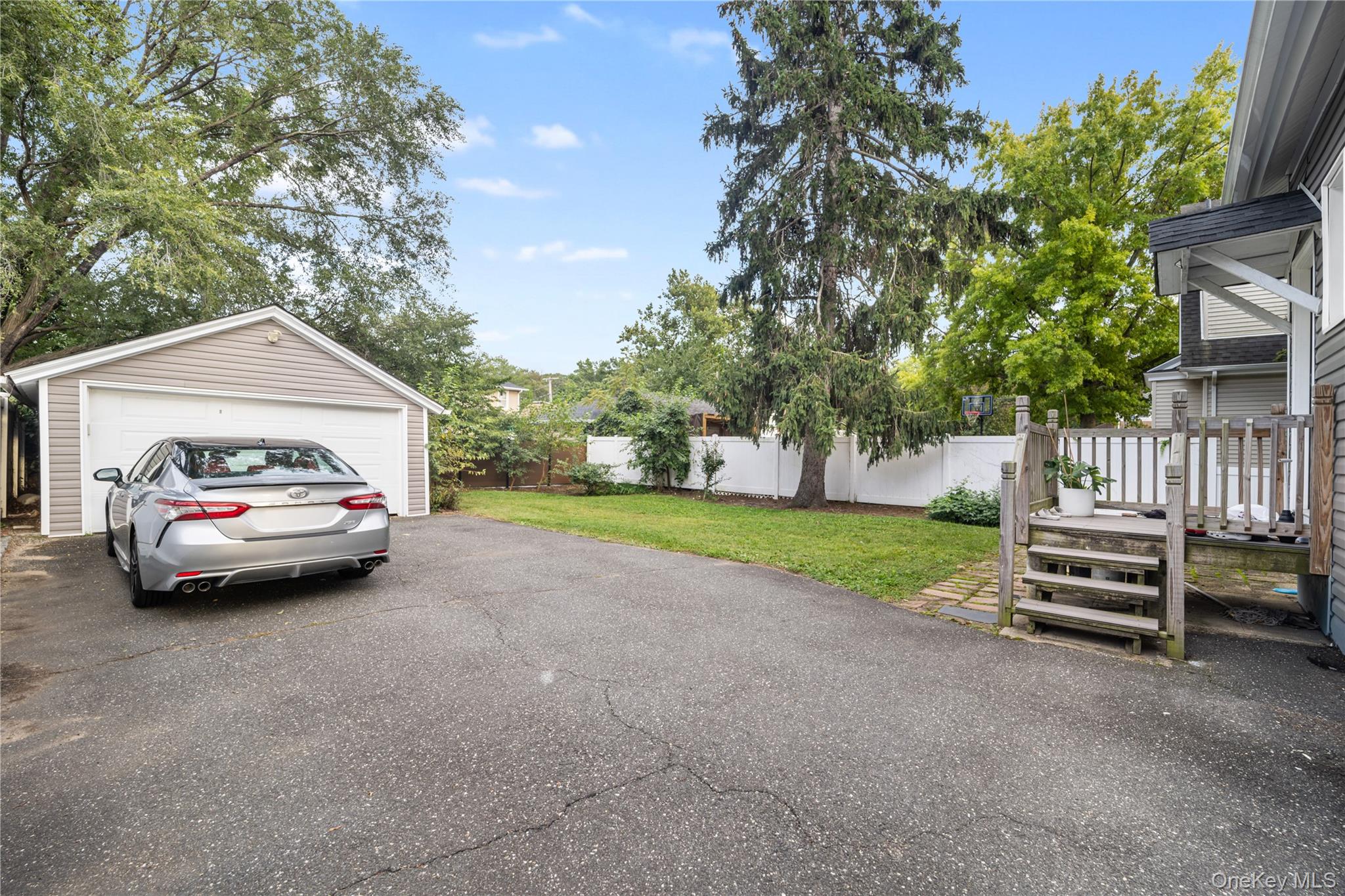 8 Rolling Street Property Photo 3