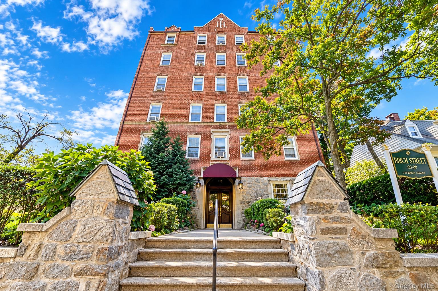 40 E Birch Street Apt 4D Property Photo 1