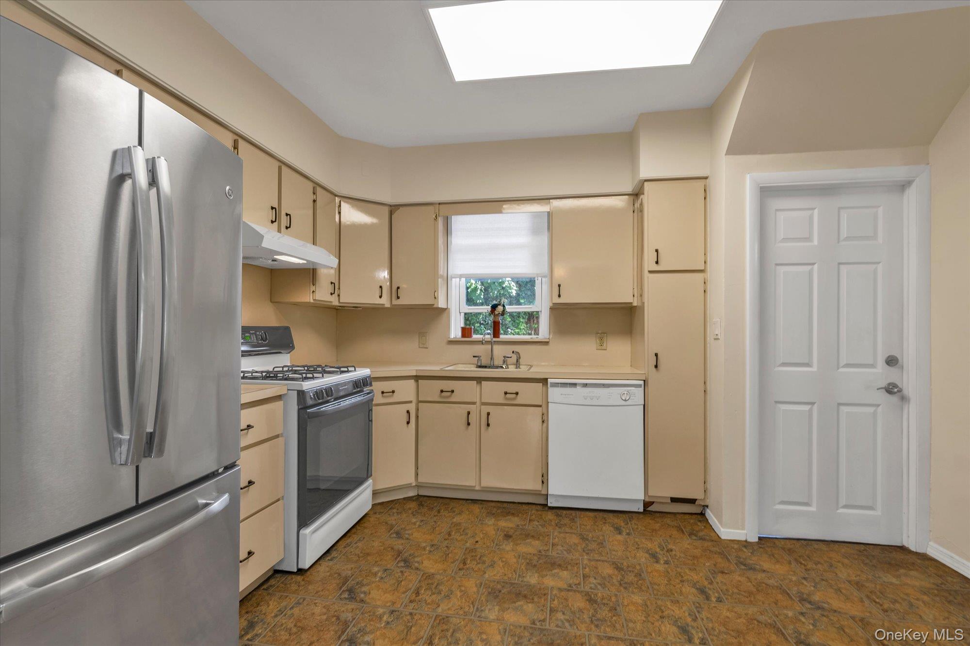 585 Seaman Avenue Property Photo 7