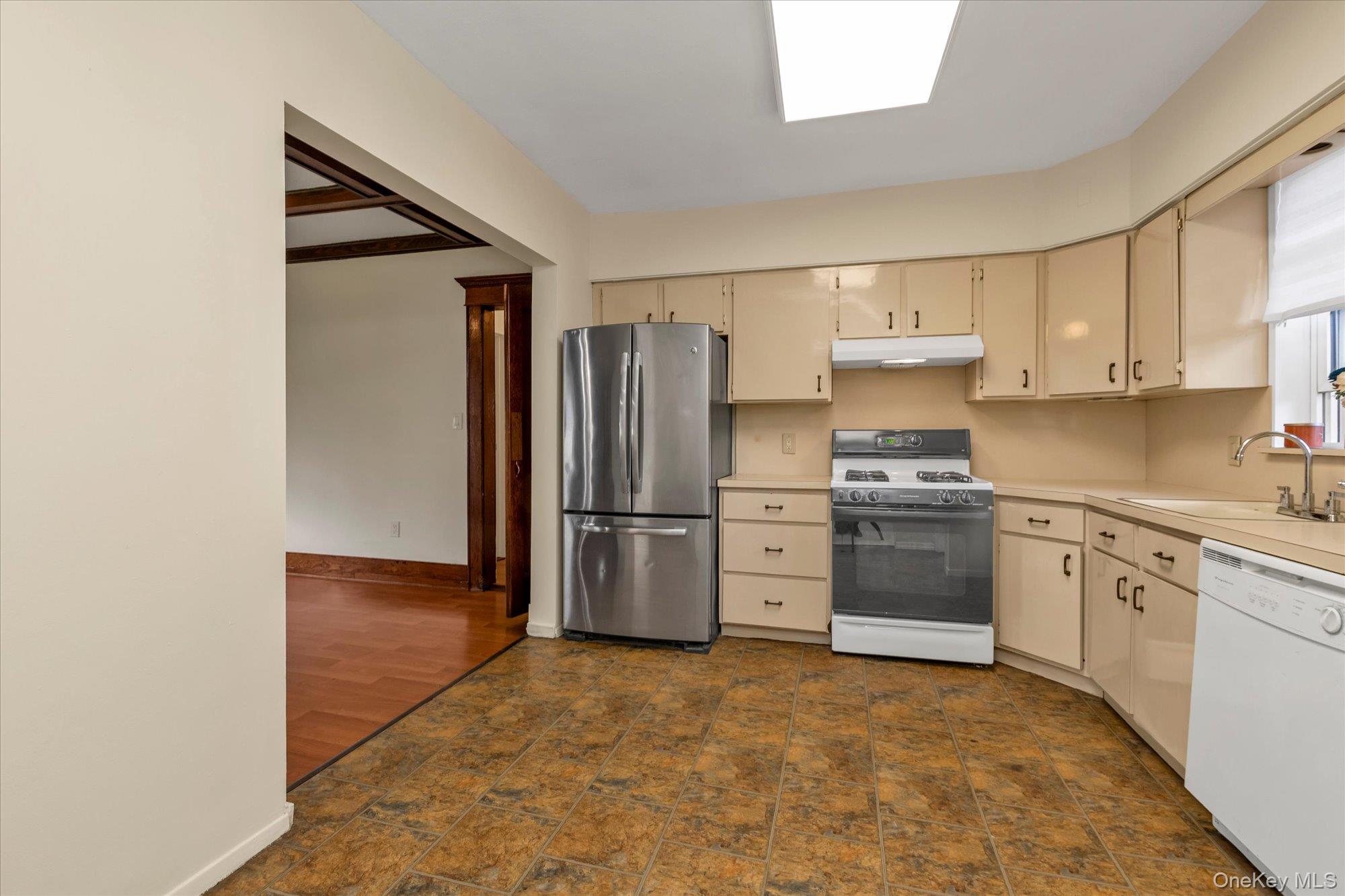 585 Seaman Avenue Property Photo 8