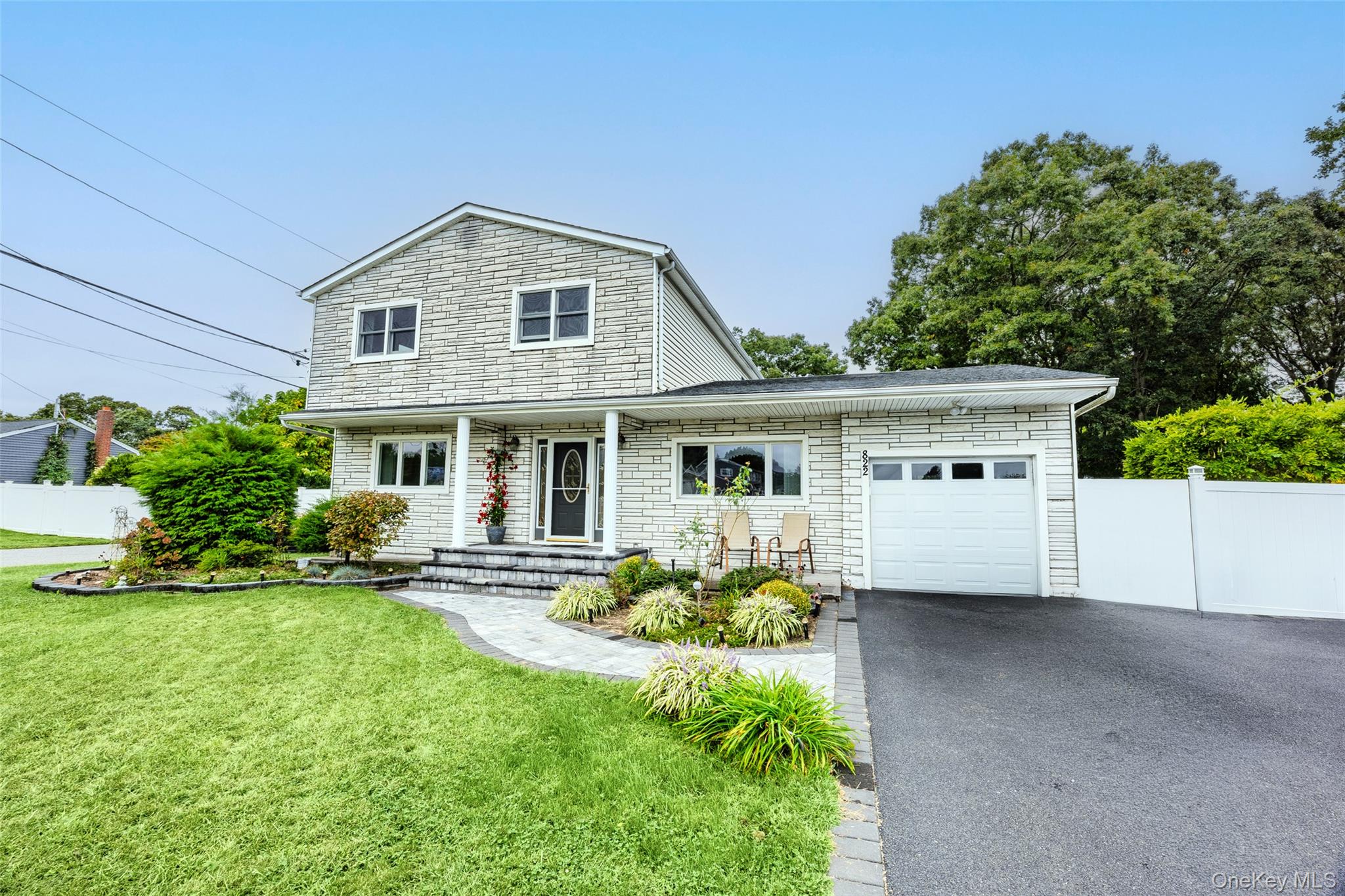 822 Coates Avenue Property Photo 1